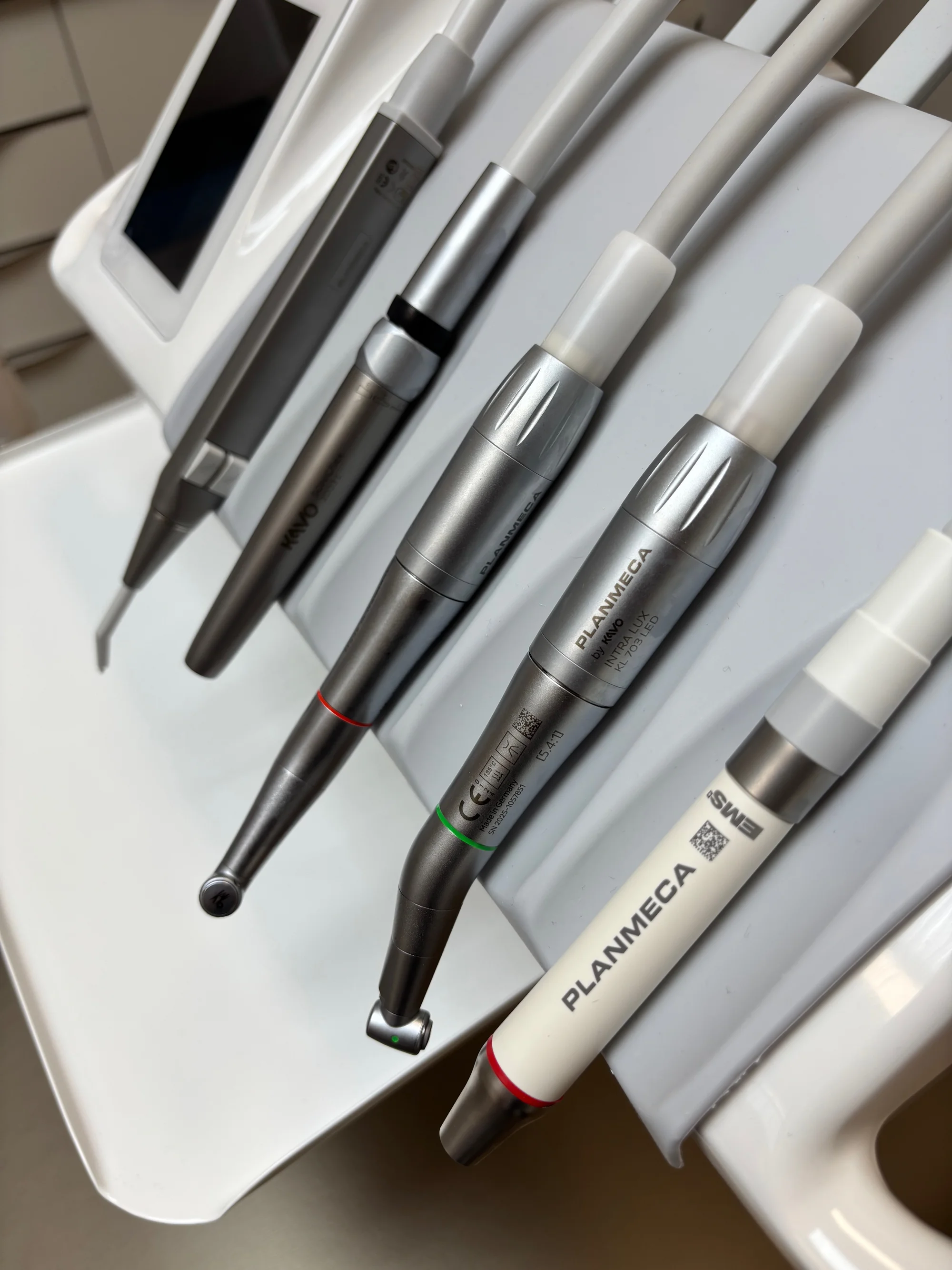 Vstříc zářivému úsměvu: dentální hygiena i ordinační či domácí bělení