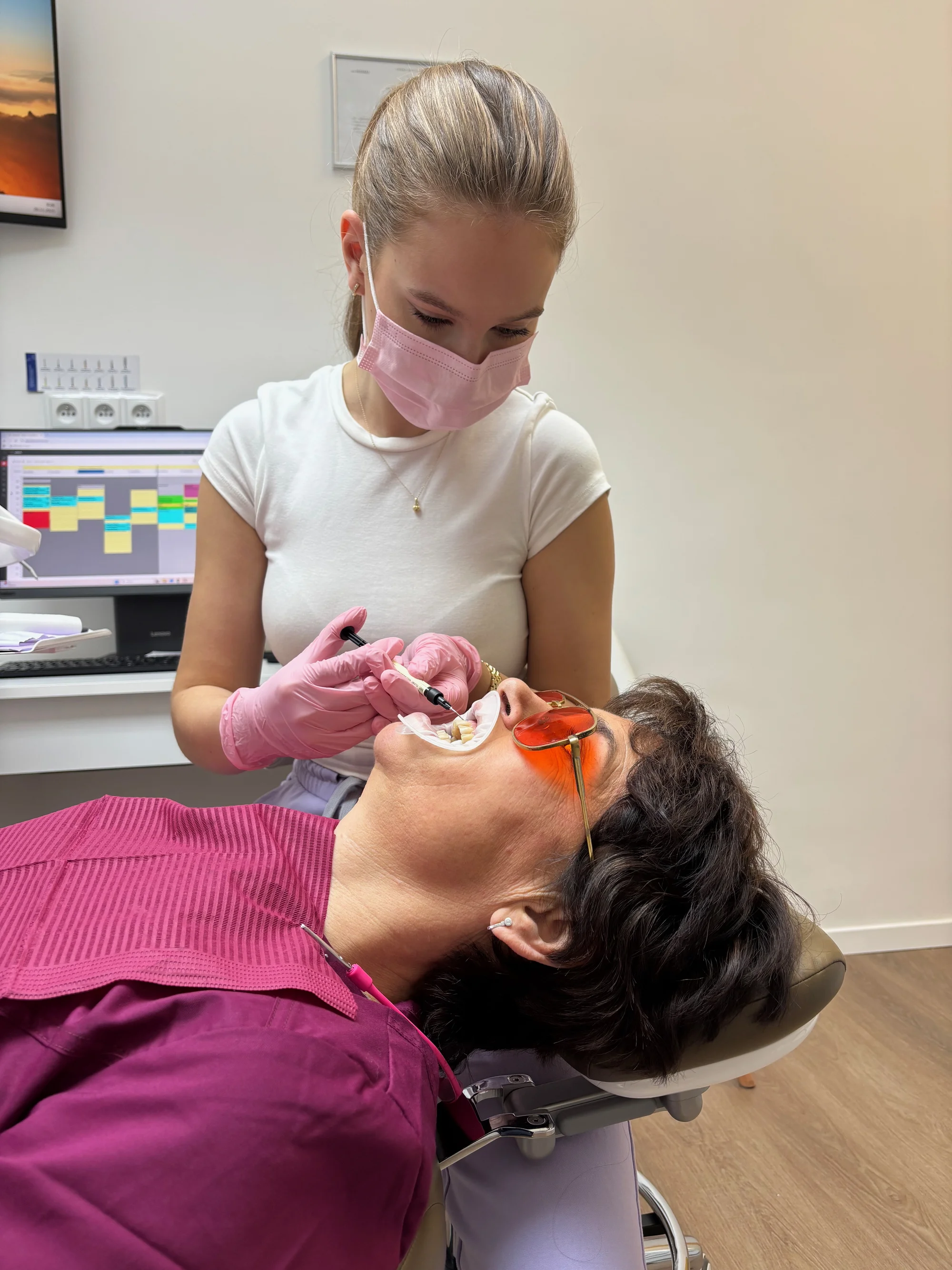 Vstříc zářivému úsměvu: dentální hygiena i ordinační či domácí bělení