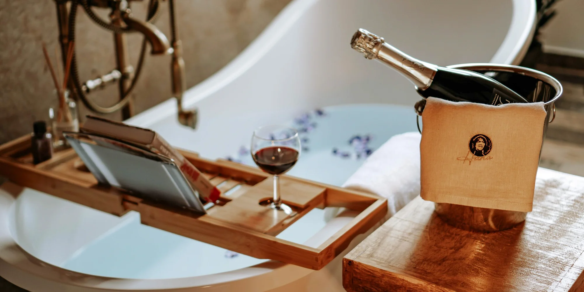 Pobyt v domě Hany Hegerové s degustací jejích oblíbených pokrmů, vstupem do Thermal Nesvady či zážitkovým vařením