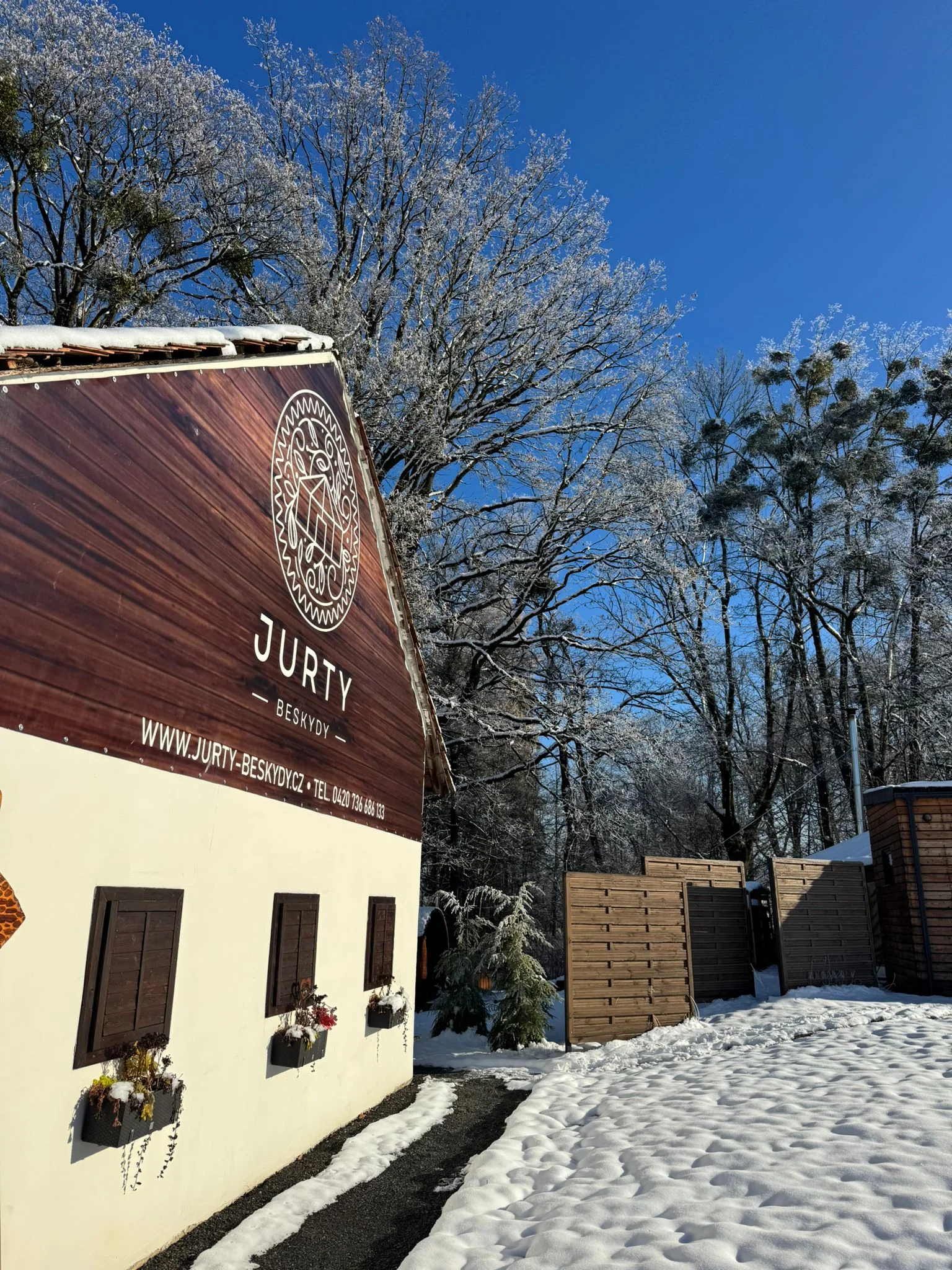 Relax v podhůří Beskyd: pobyt v moderní jurtě s privátní saunou a snídaní až pro 4 osoby