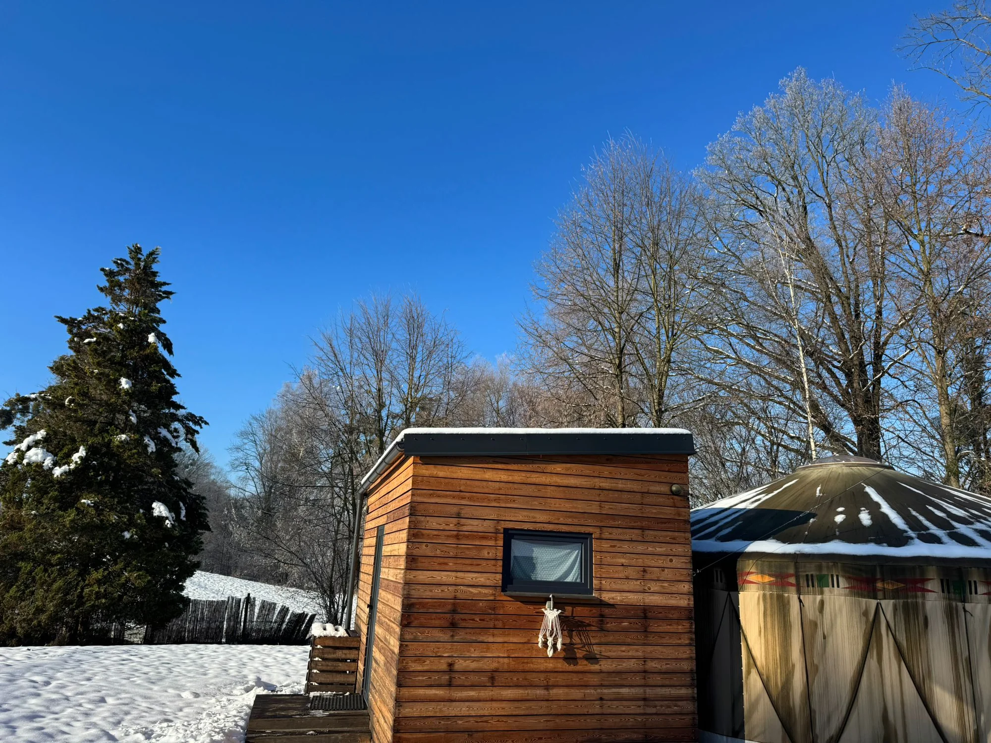 Relax v podhůří Beskyd: pobyt v moderní jurtě s privátní saunou a snídaní až pro 4 osoby