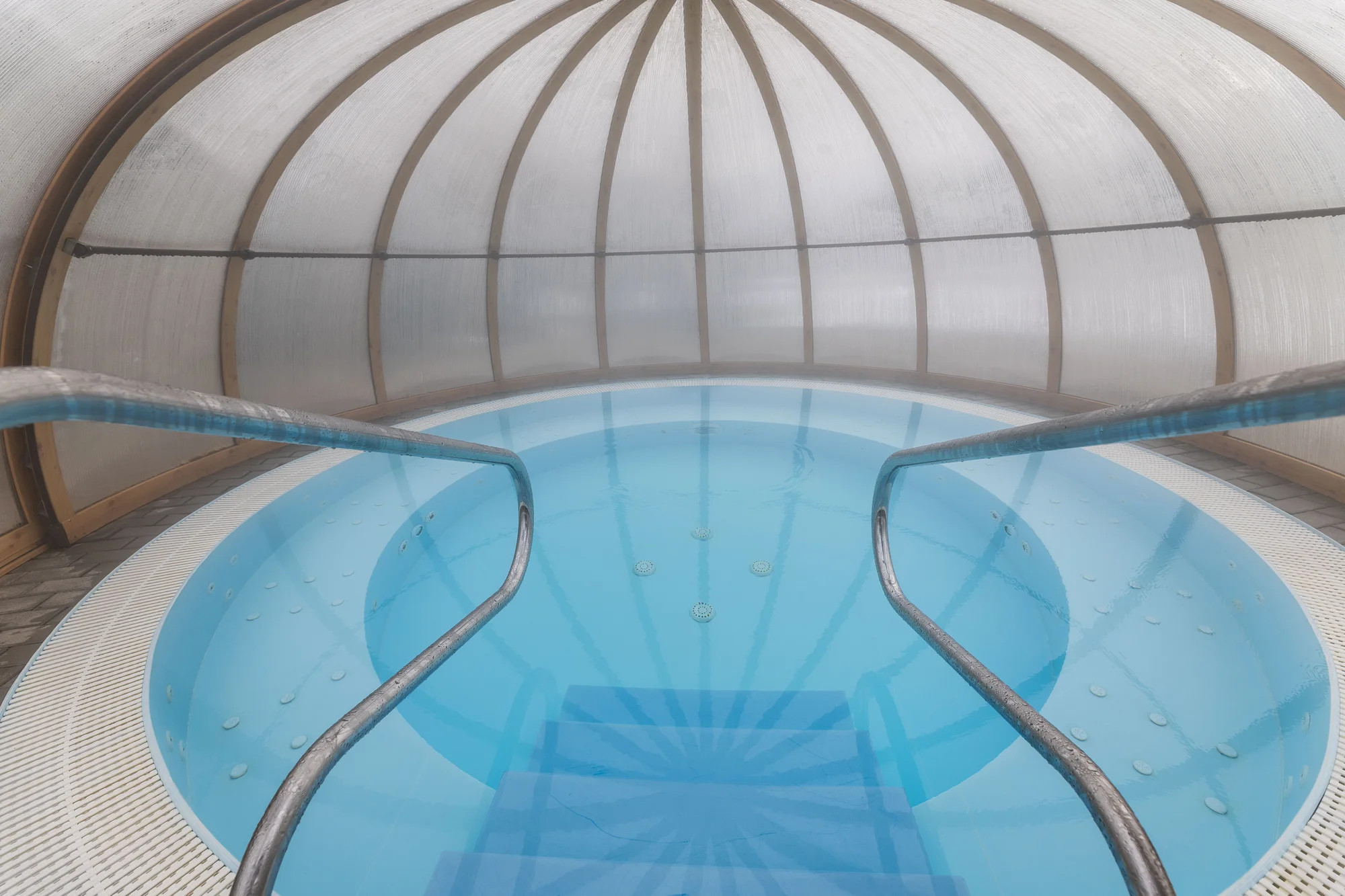 Afrika ve Dvoře Králové: bungalov v kempu, snídaně, neomezený vstup do safari i vířivka