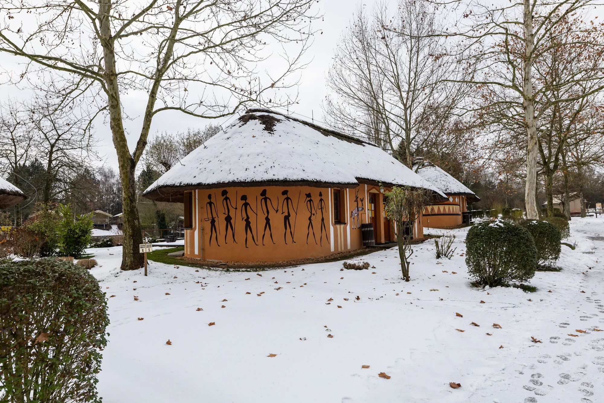 Afrika ve Dvoře Králové: bungalov v kempu, snídaně, neomezený vstup do safari i vířivka