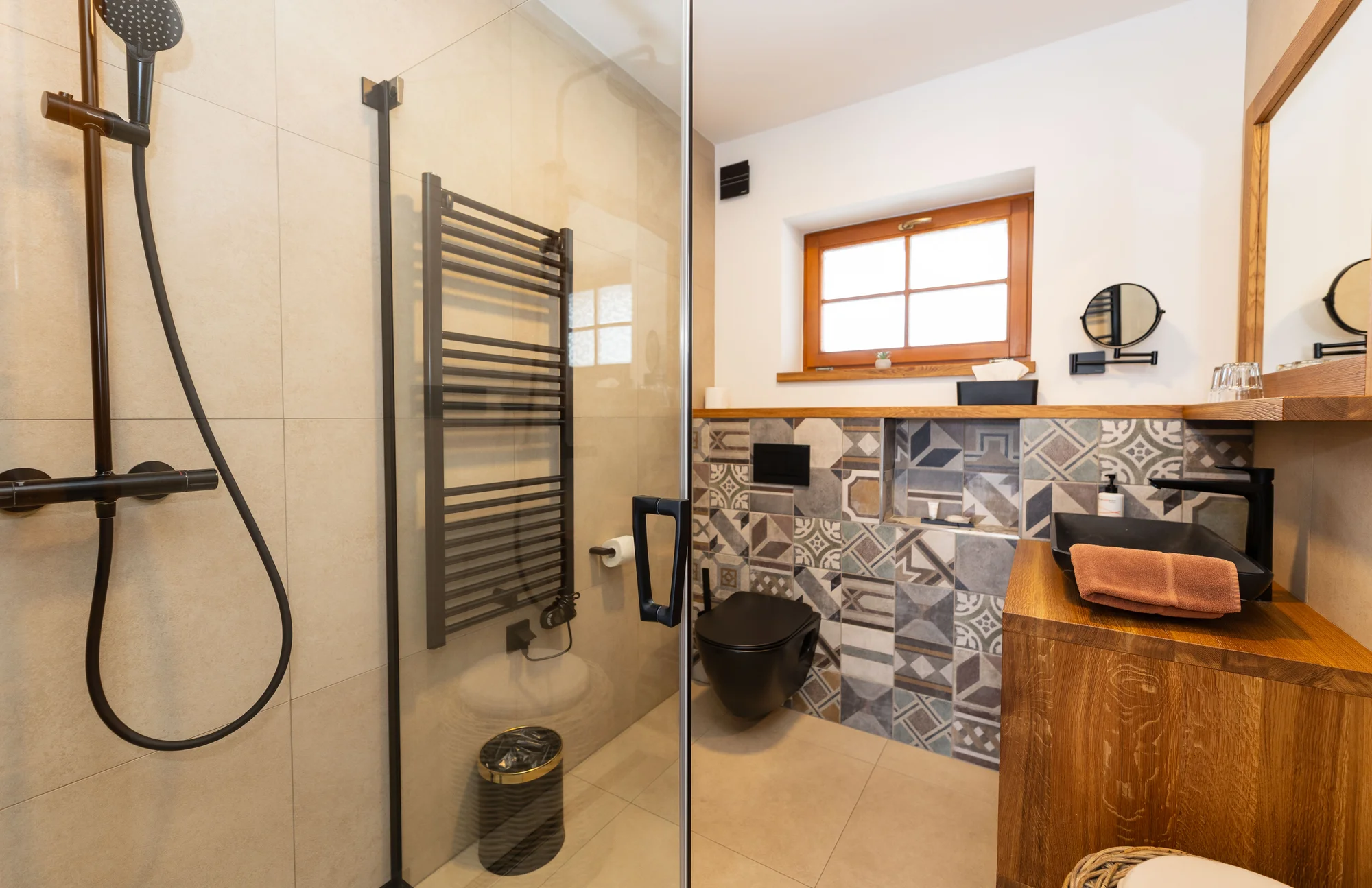 Afrika ve Dvoře Králové: bungalov v kempu, snídaně, neomezený vstup do safari i vířivka