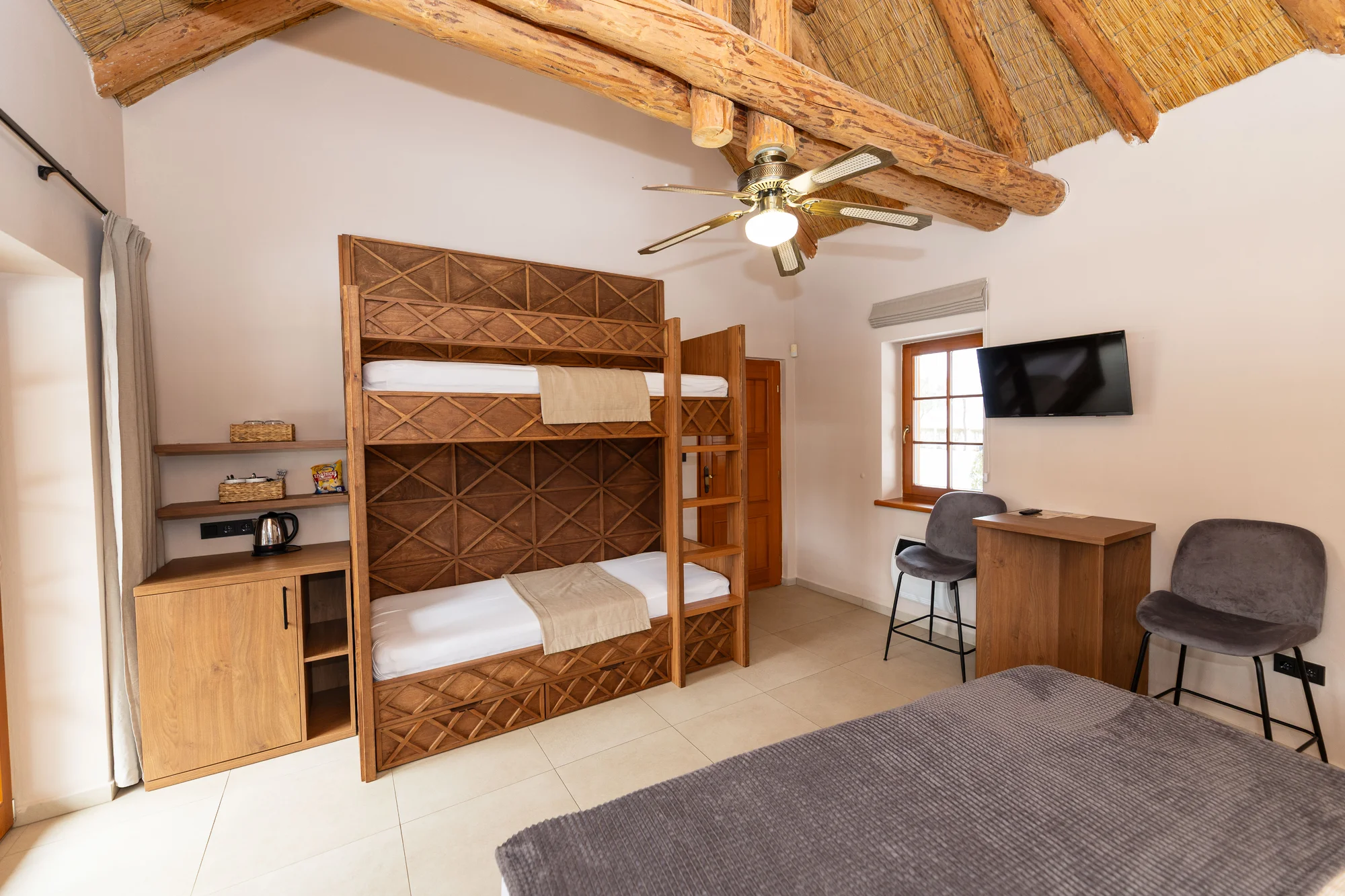 Afrika ve Dvoře Králové: bungalov v kempu, snídaně, neomezený vstup do safari i vířivka