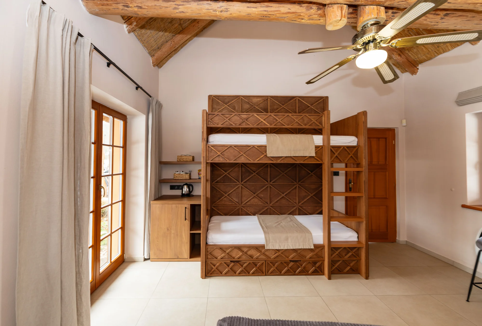 Afrika ve Dvoře Králové: bungalov v kempu, snídaně, neomezený vstup do safari i vířivka