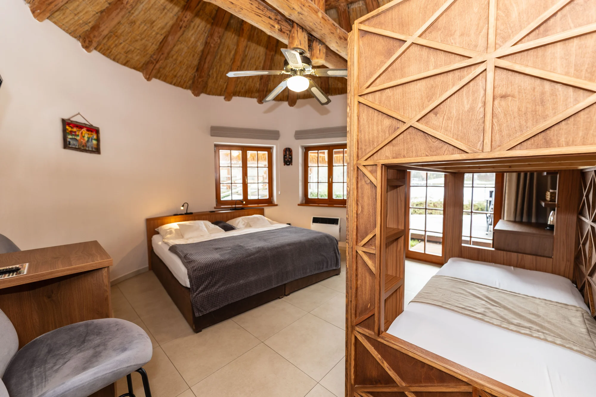 Afrika ve Dvoře Králové: bungalov v kempu, snídaně, neomezený vstup do safari i vířivka