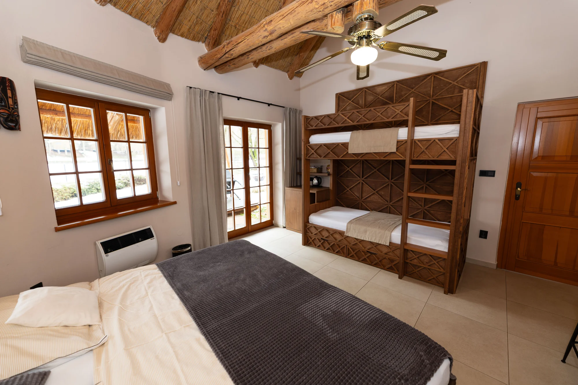 Afrika ve Dvoře Králové: bungalov v kempu, snídaně, neomezený vstup do safari i vířivka