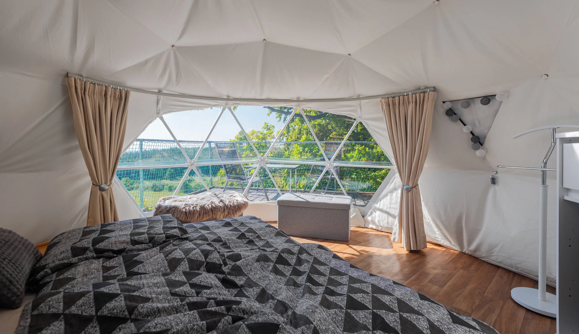 Romantika v glampingovém stanu na posedu: terasa s kuchyňkou, sprcha a božský klid