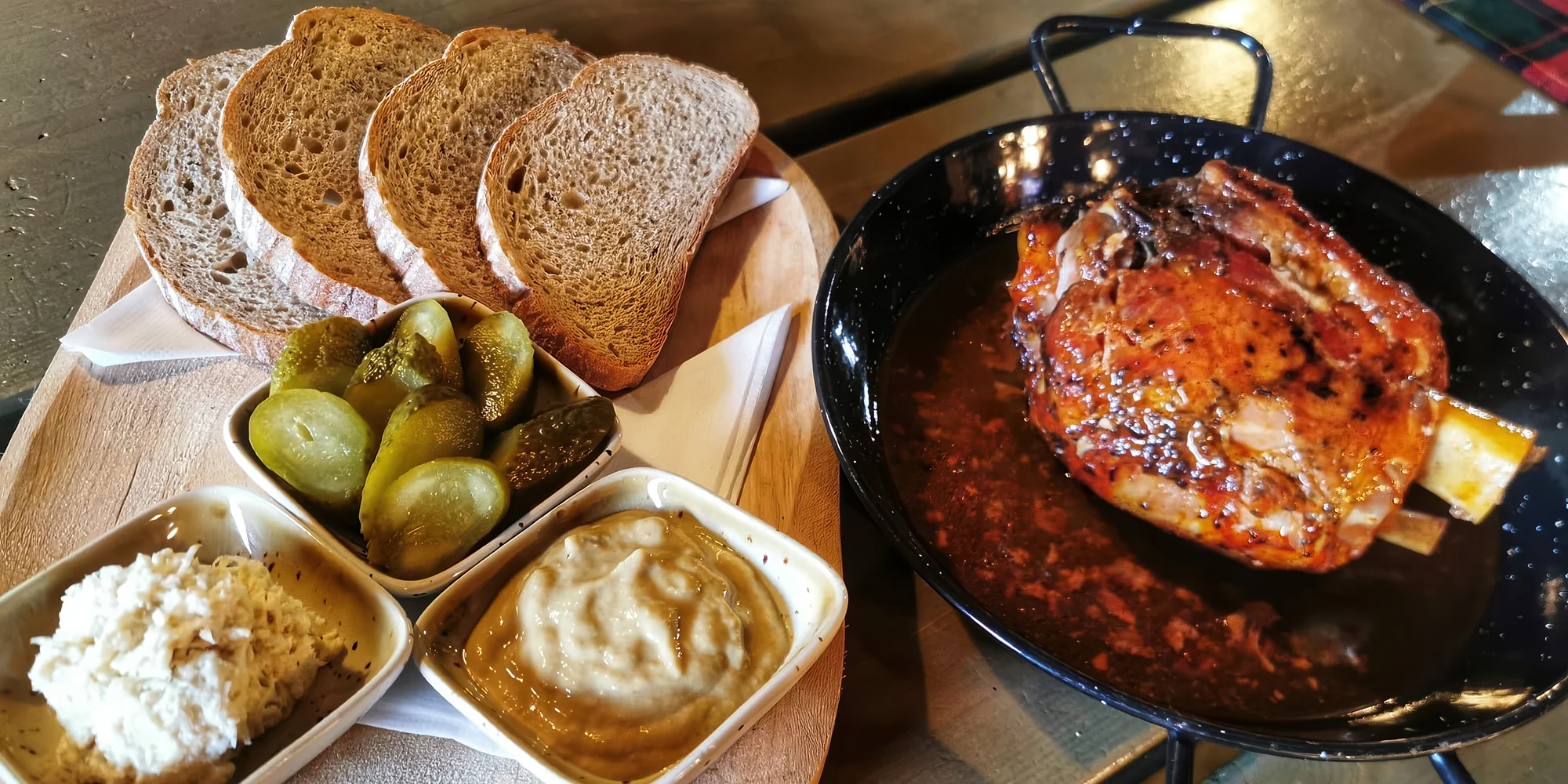 Pořádná hostina: pečené koleno o váze 750 g, chleba a omáčky