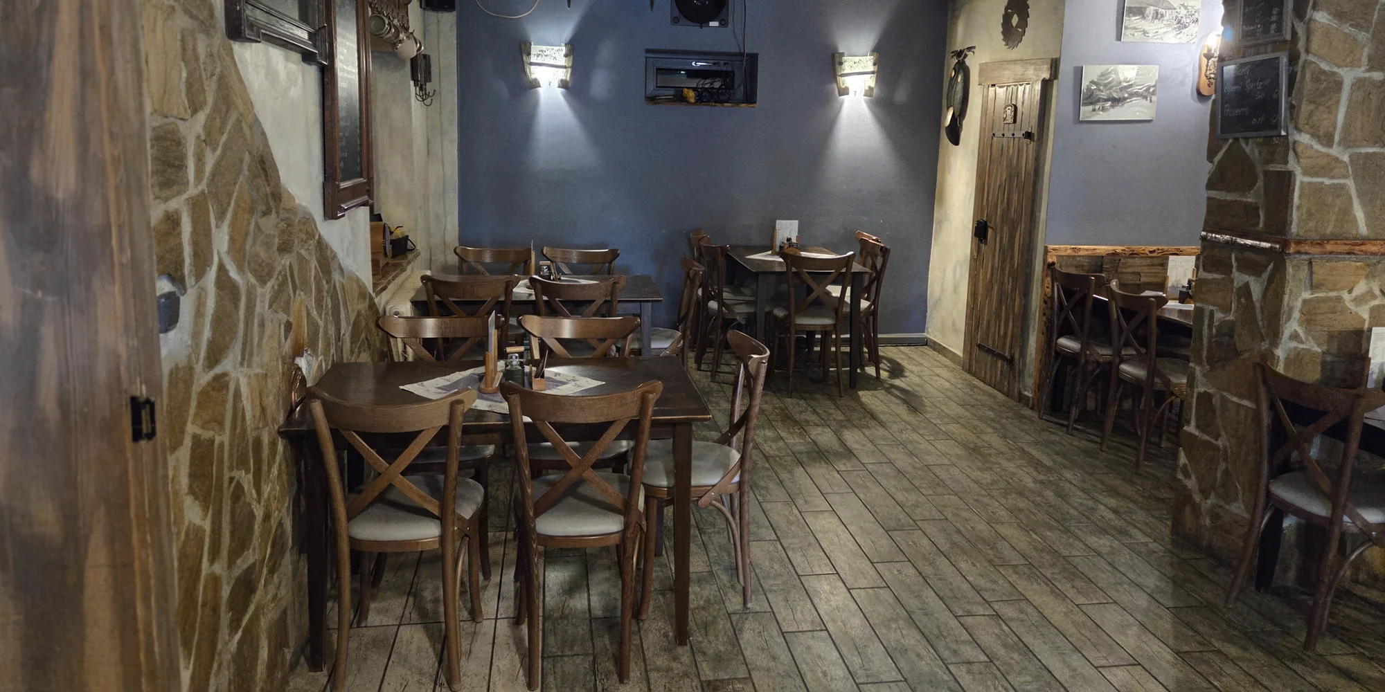 Pořádná hostina: pečené koleno o váze 750 g, chleba a omáčky