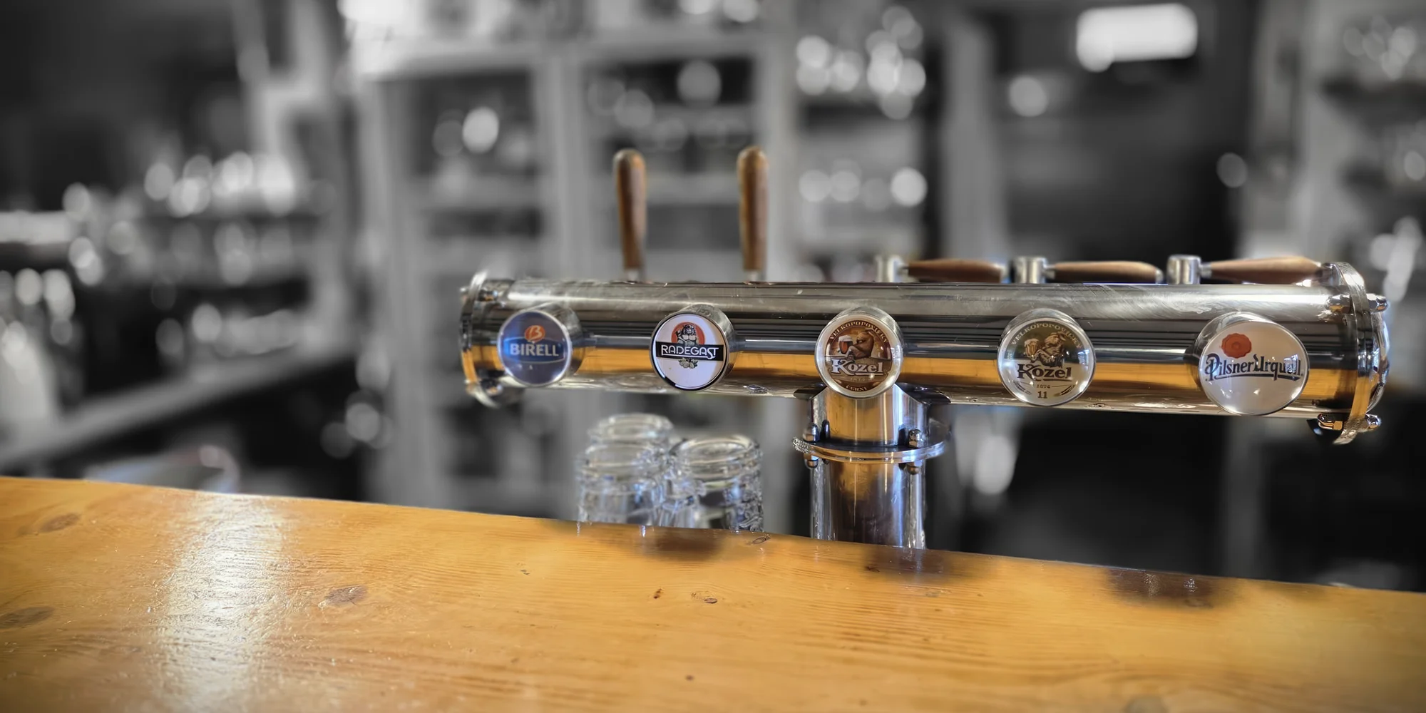 Pořádná hostina: pečené koleno o váze 750 g, chleba a omáčky