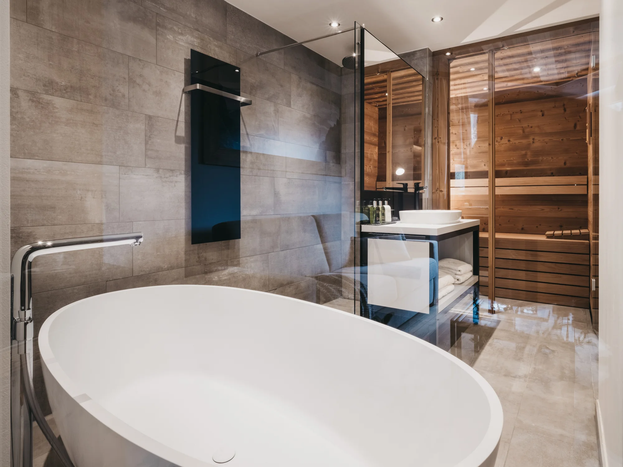 Dovolená v Zillertalu: hotel hned u sjezdovky, polopenze a neomezený relax v bazénech i saunách