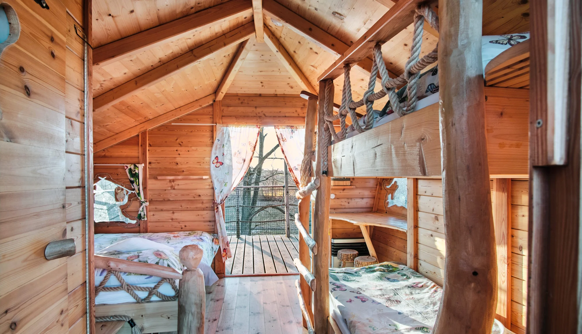 Pobyt v domku na stromě: úžasná romantika pro dva i nevšední zážitek pro děti