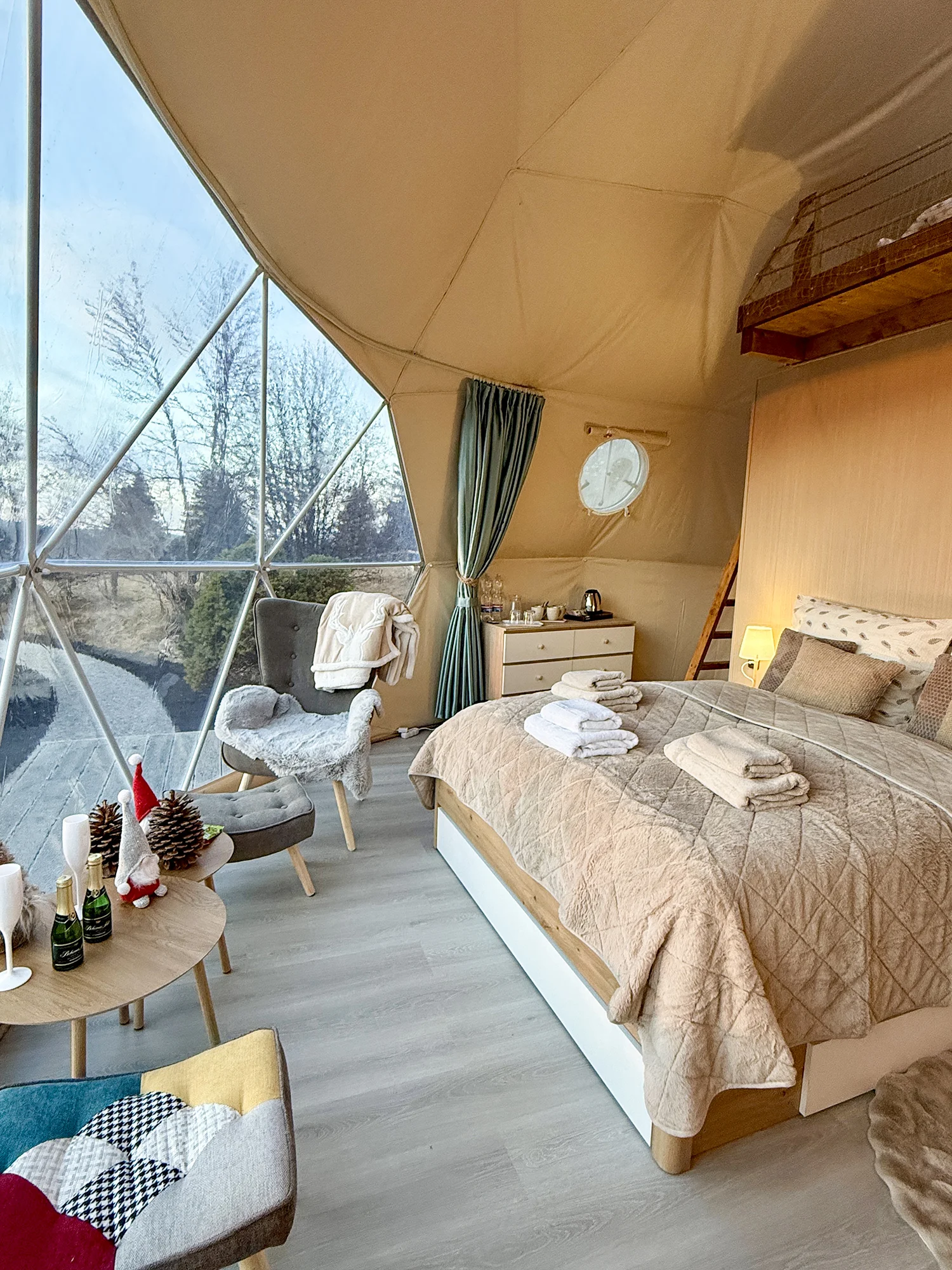 Glamping v Krušných horách: komfortně vybavený stan se saunou