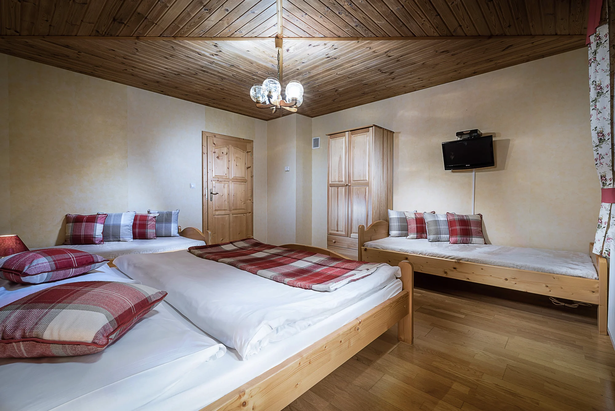 Belianské Tatry: chata ve Ždiaru až pro 10 osob s krbem i kuchyní