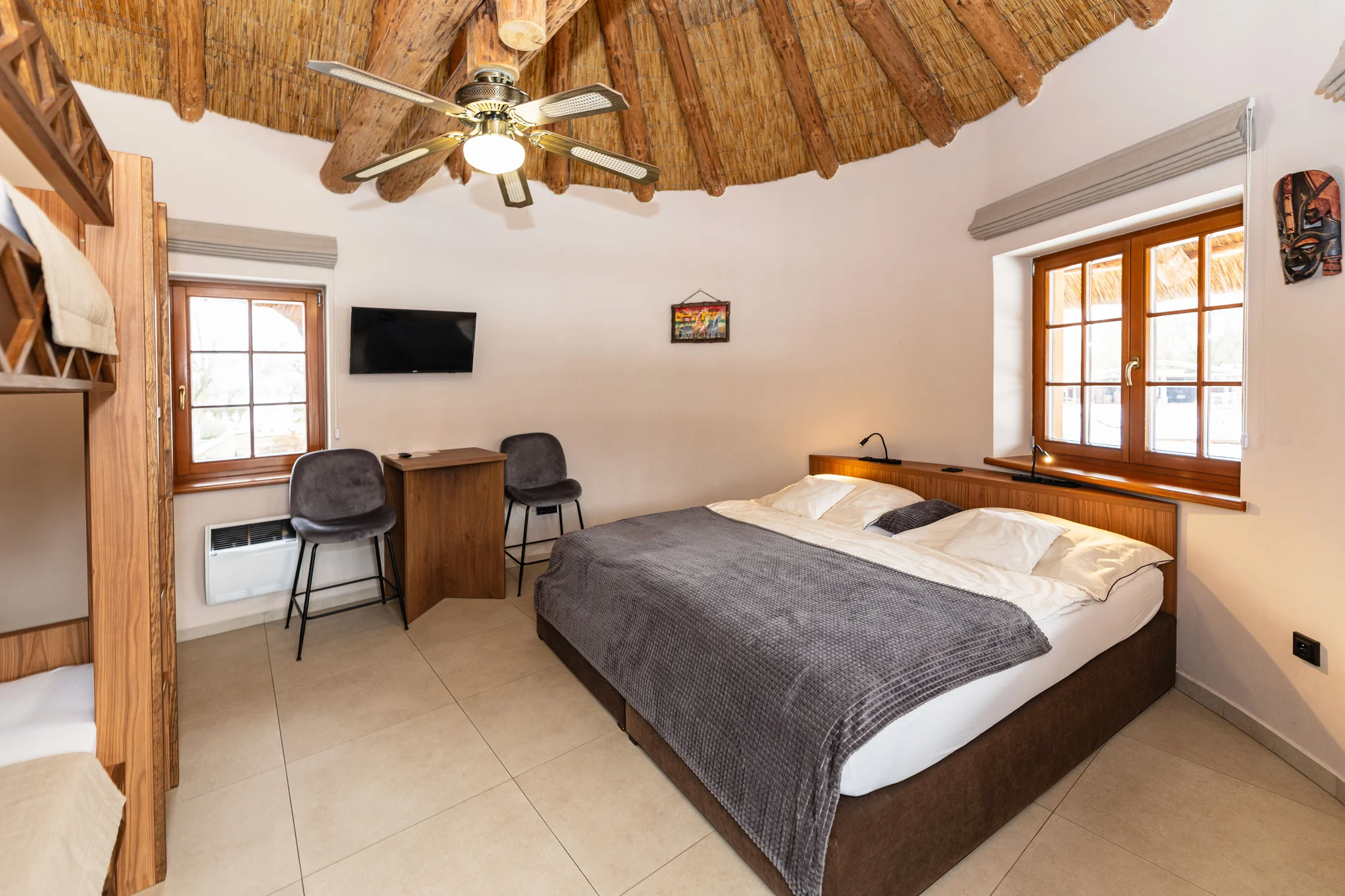 Afrika ve Dvoře Králové: bungalov v kempu, snídaně, neomezený vstup do safari i vířivka