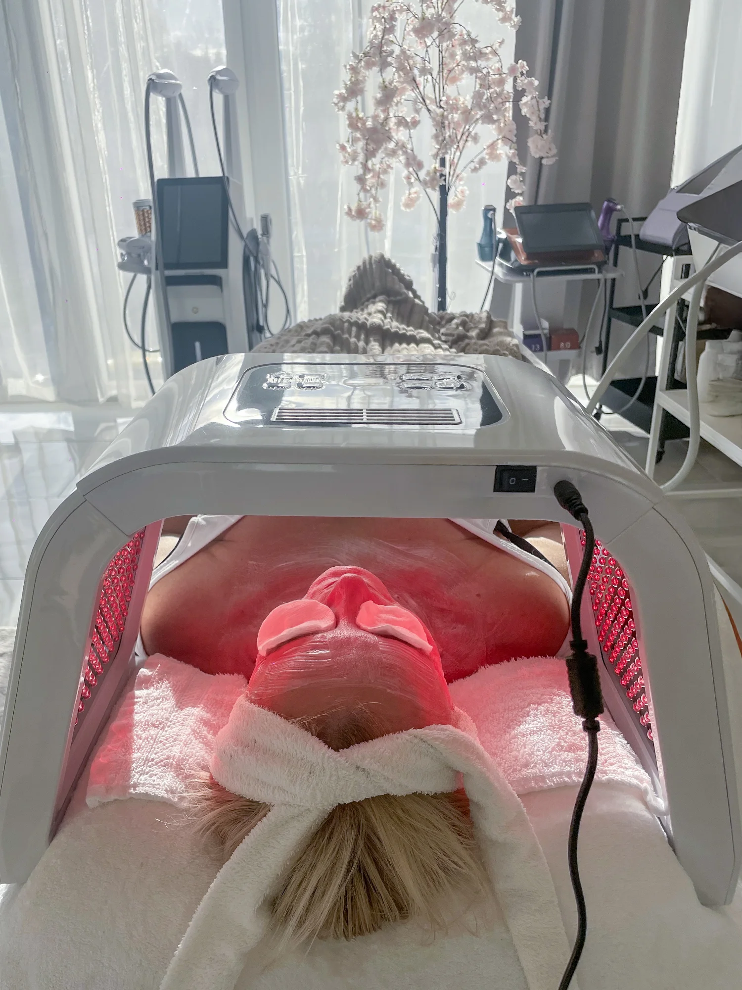 Cesta k zářivé pleti: lifting, mikrodermabraze, kosmetické ošetření či úprava obočí a řas