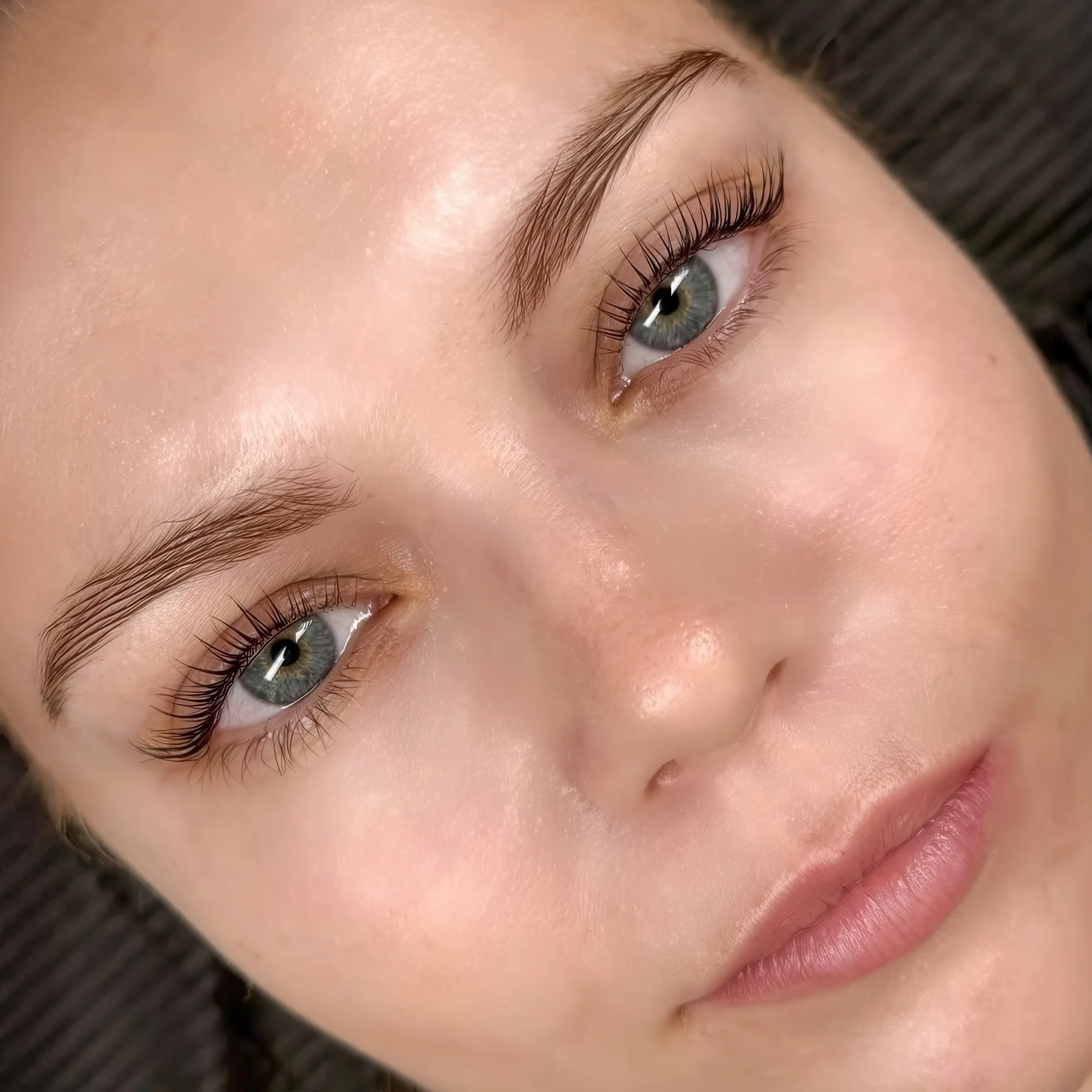 Cesta k zářivé pleti: lifting, mikrodermabraze, kosmetické ošetření či úprava obočí a řas