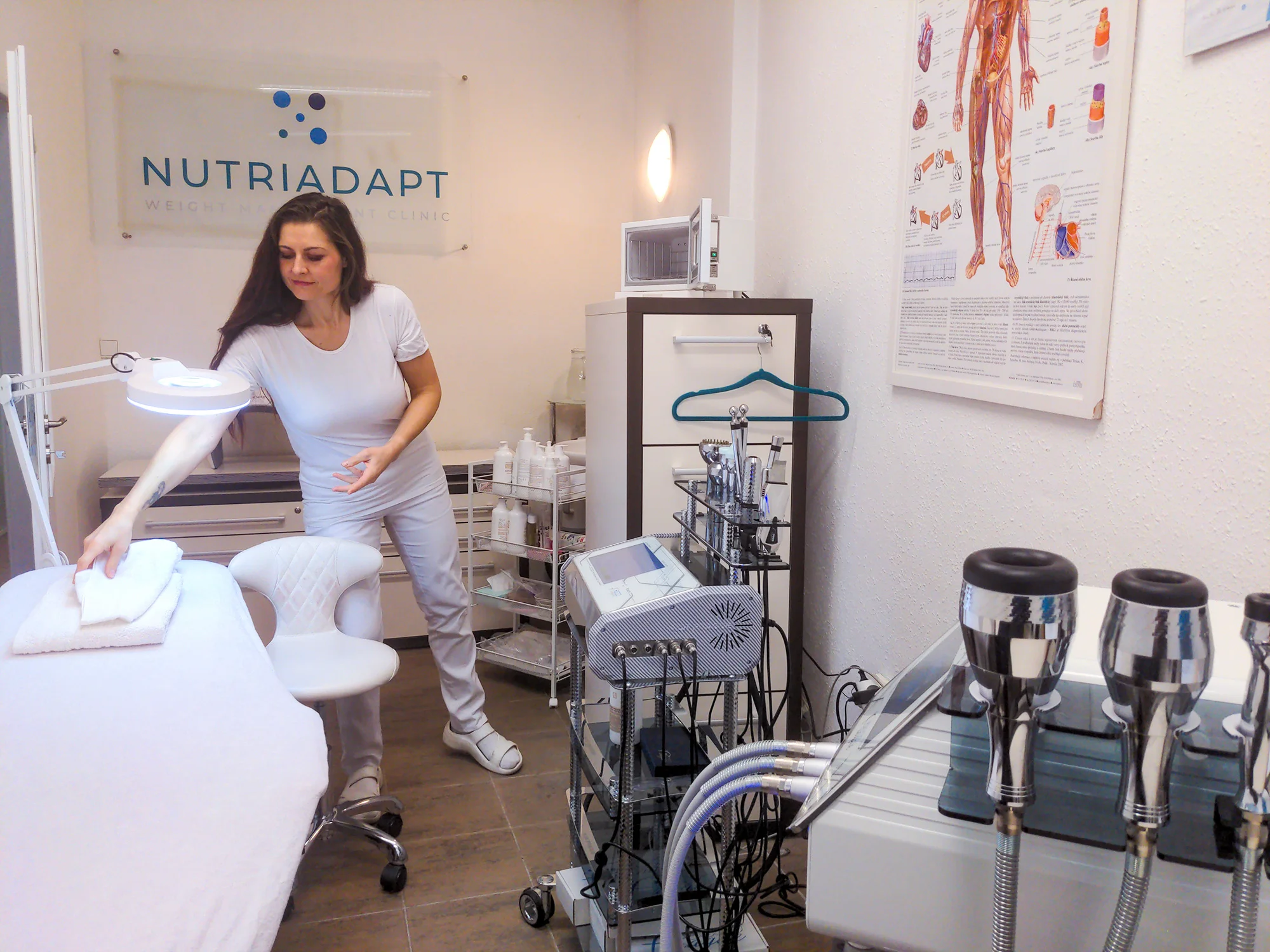 Kosmetické ošetření k omlazení pleti nebo pulzní termomasáž těla k úlevě od bolavých zad, 45–80 minut