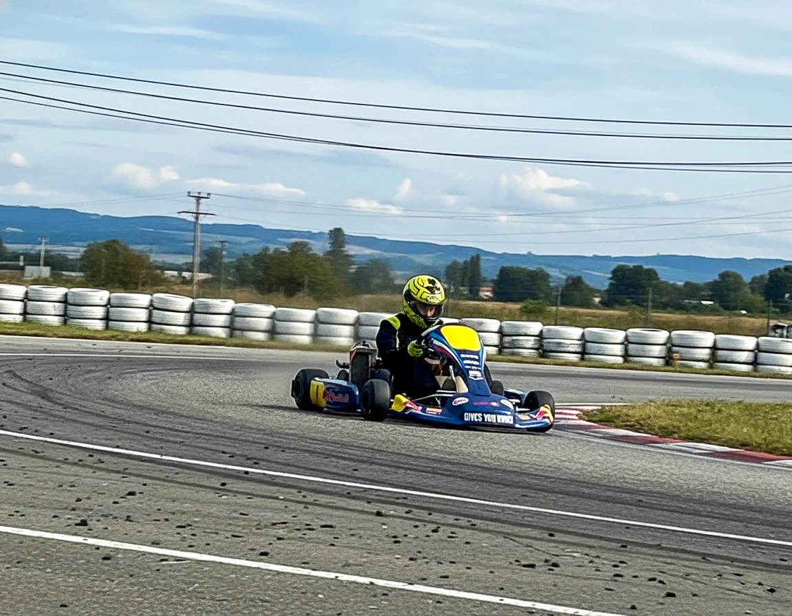 Jízda v závodní motokáře: 1–3 kola na letištním či závodním okruhu