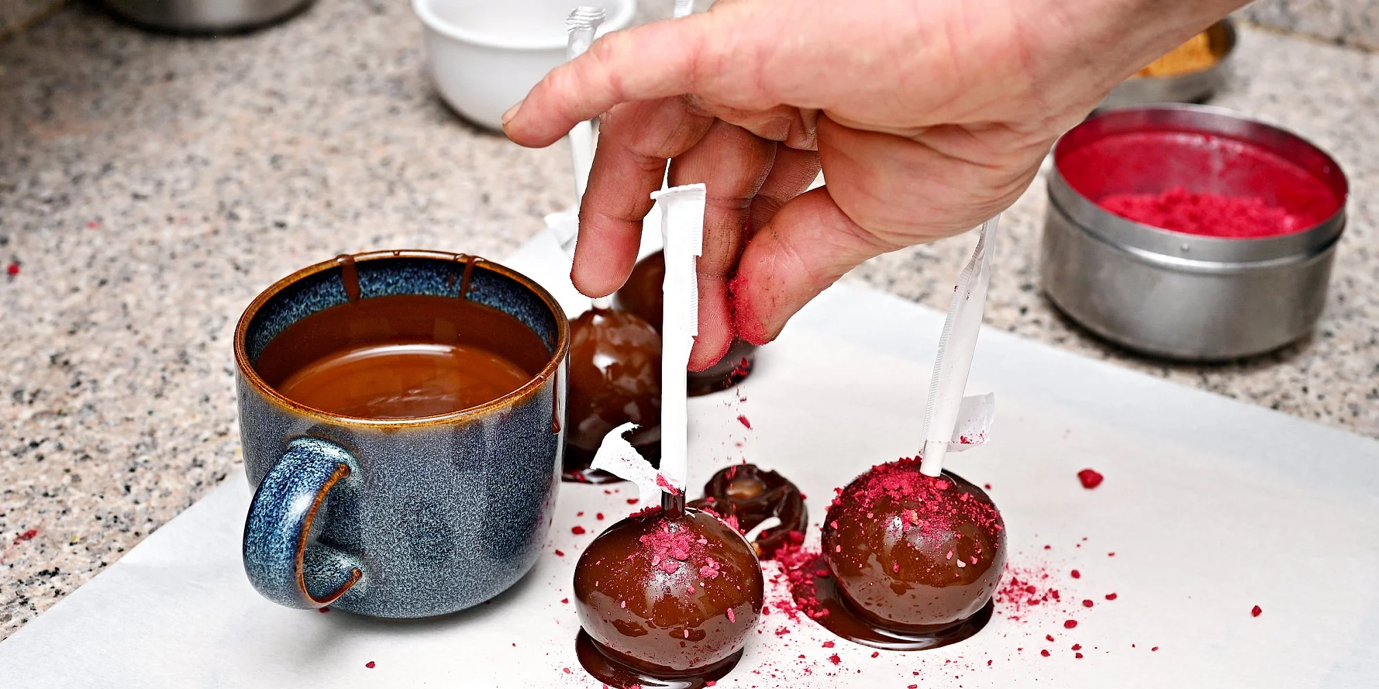 60min. čokoládový workshop: cake pops, lámaná čokoláda i máčené preclíky