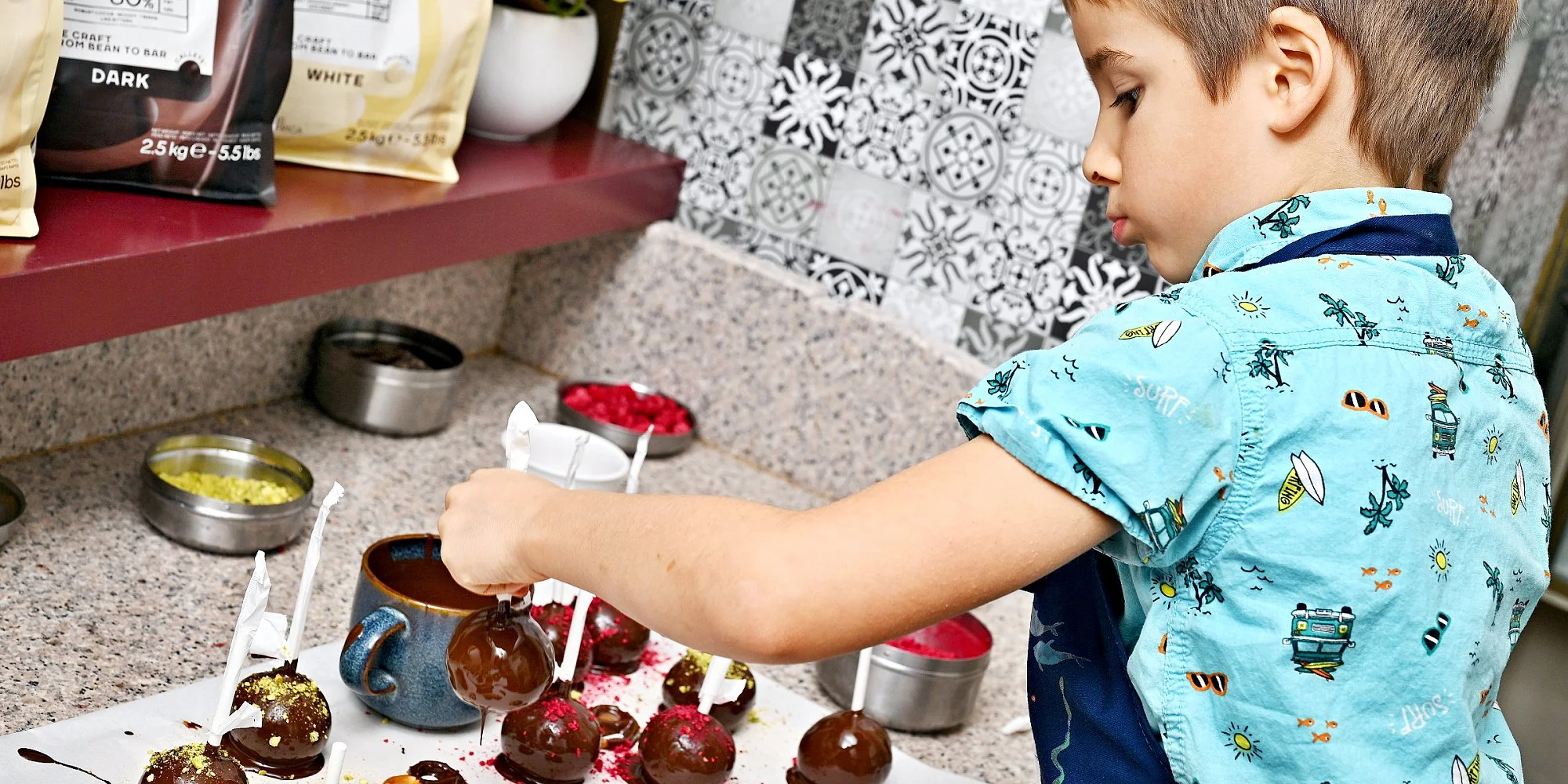 60min. čokoládový workshop: cake pops, lámaná čokoláda i máčené preclíky