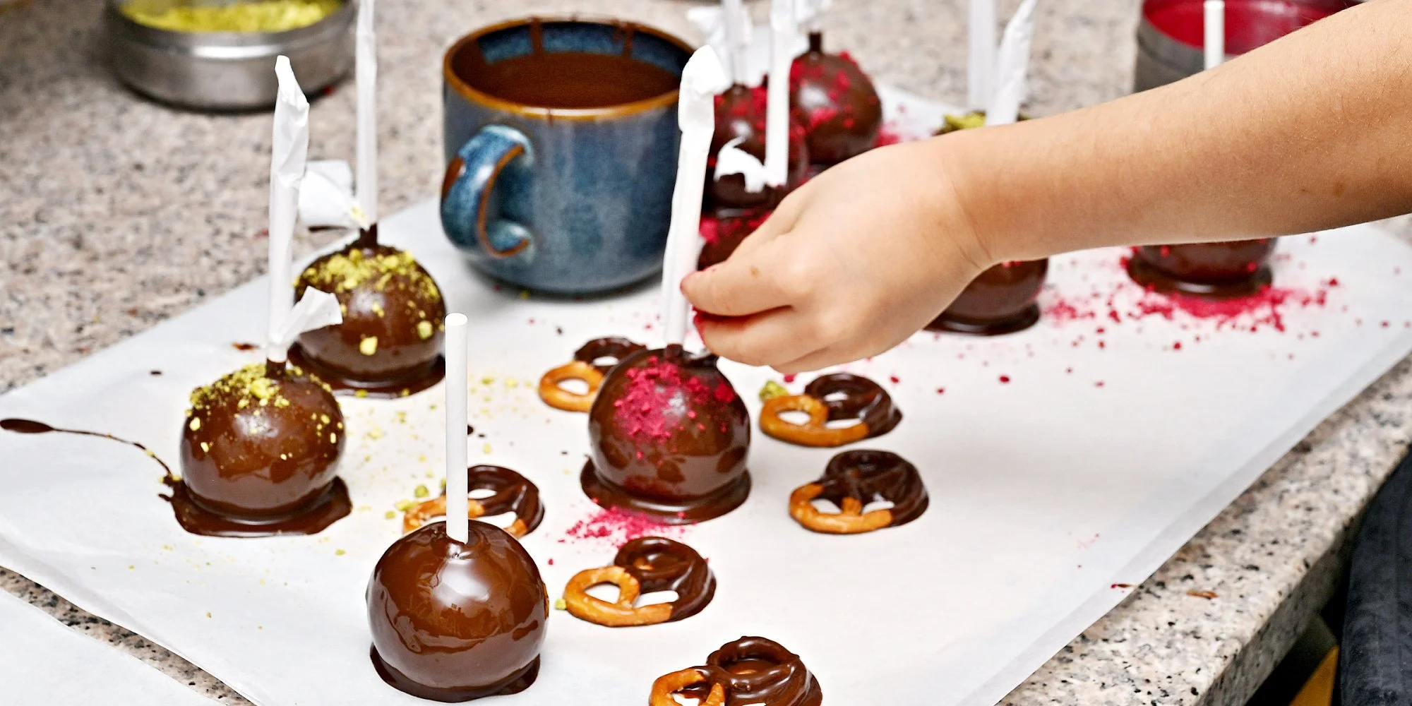 60min. čokoládový workshop: cake pops, lámaná čokoláda i máčené preclíky