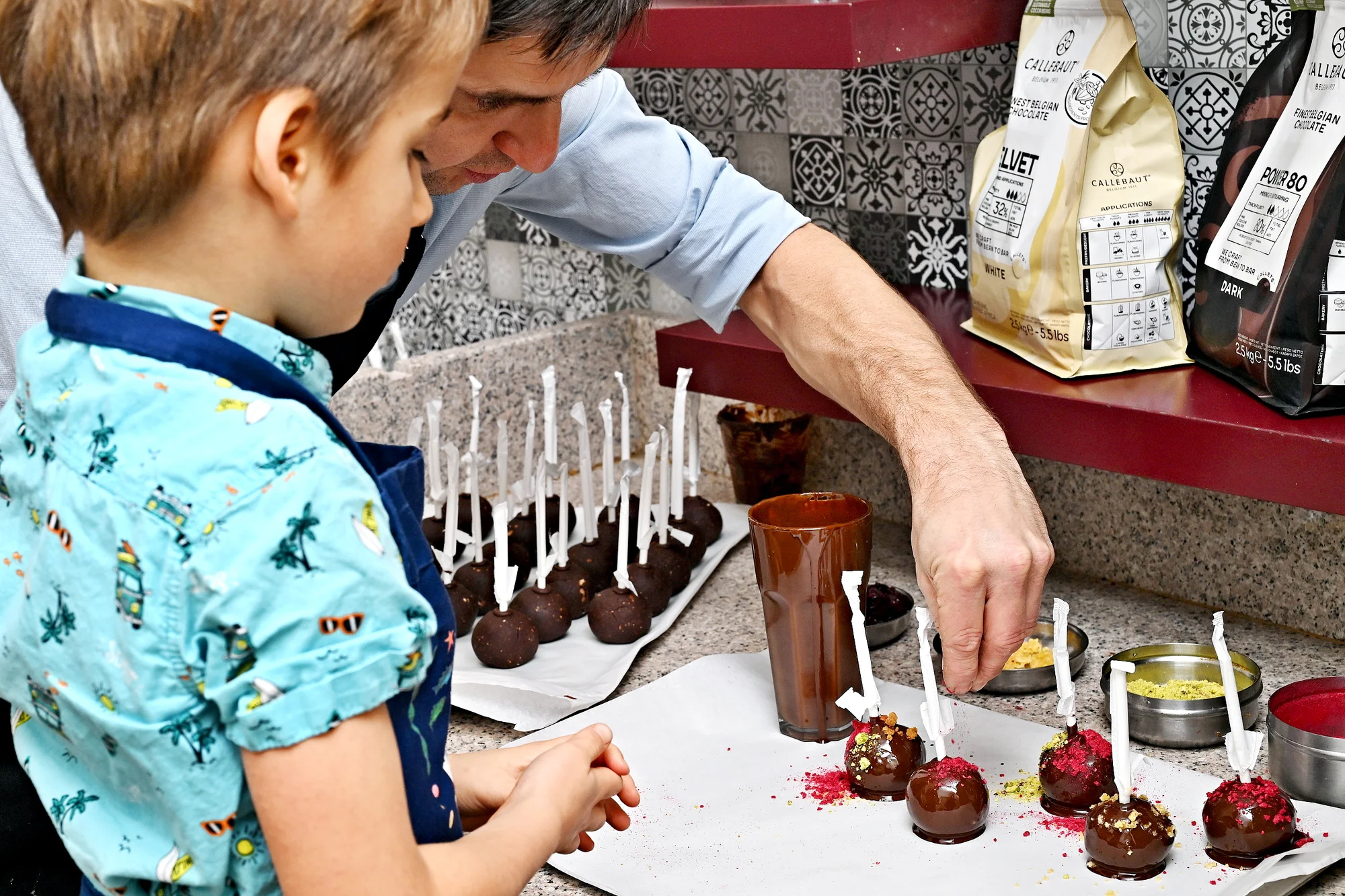 60min. čokoládový workshop: cake pops, lámaná čokoláda i máčené preclíky
