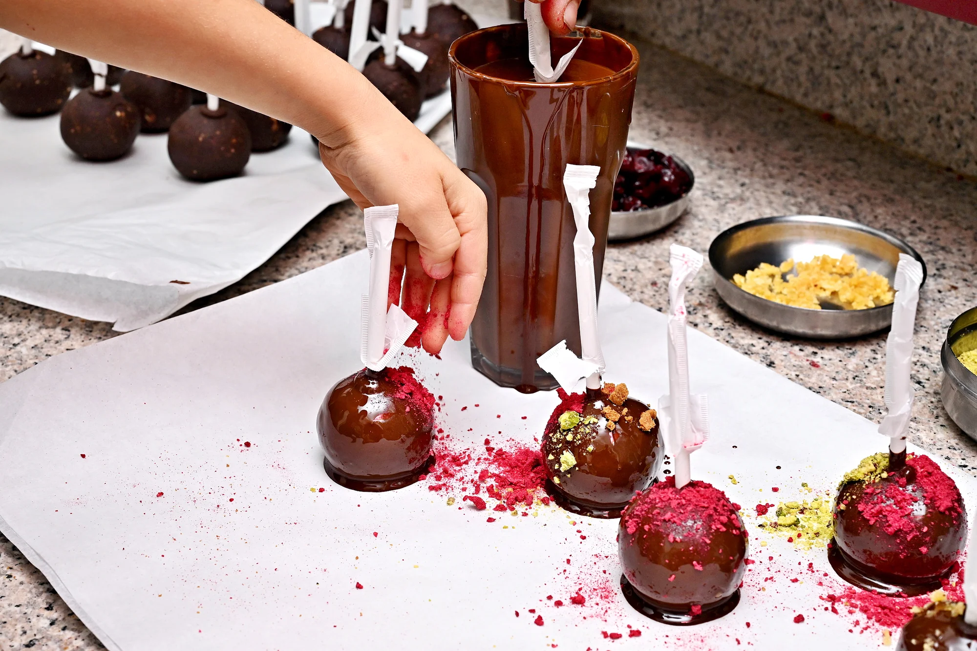 60min. čokoládový workshop: cake pops, lámaná čokoláda i máčené preclíky