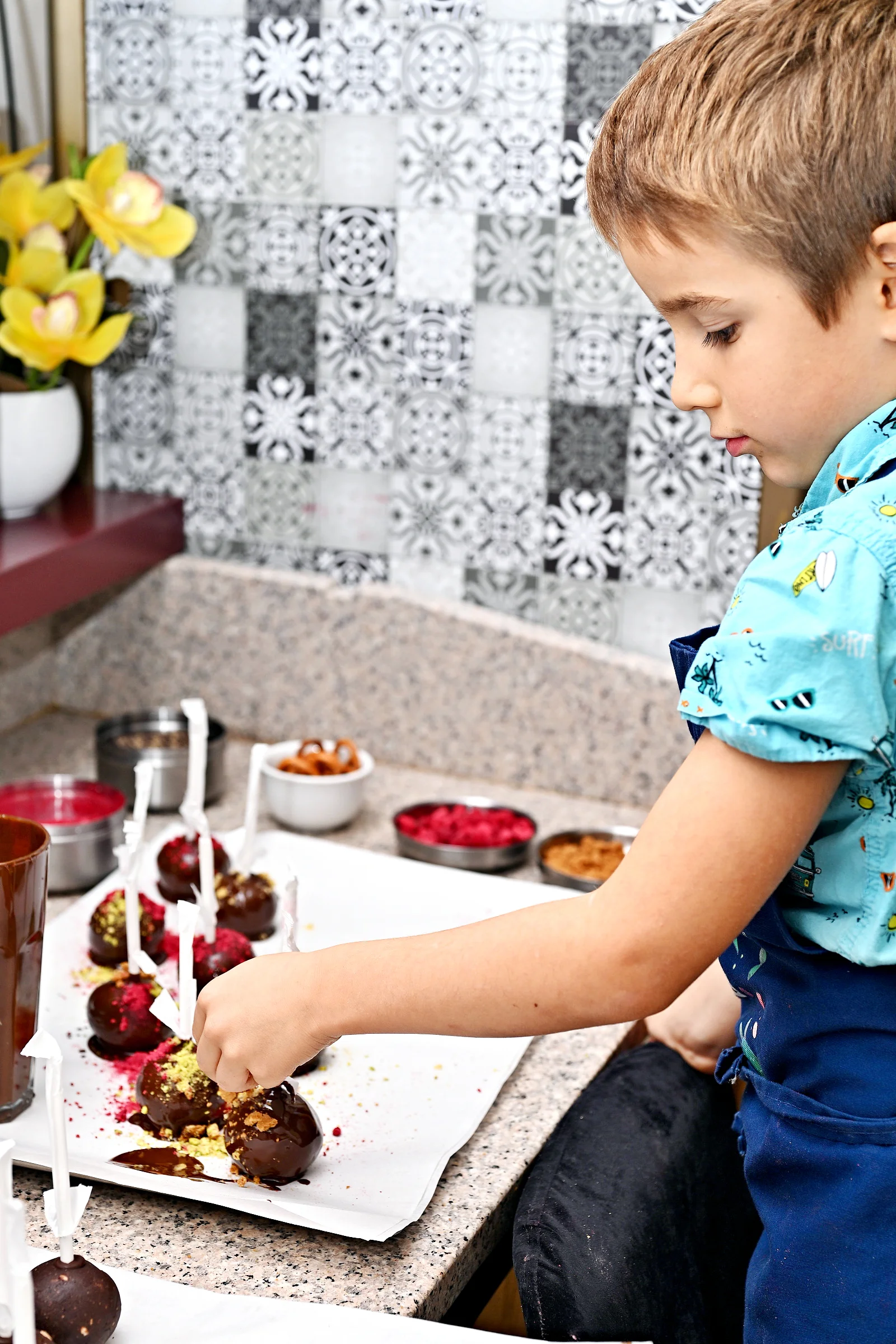 60min. čokoládový workshop: cake pops, lámaná čokoláda i máčené preclíky