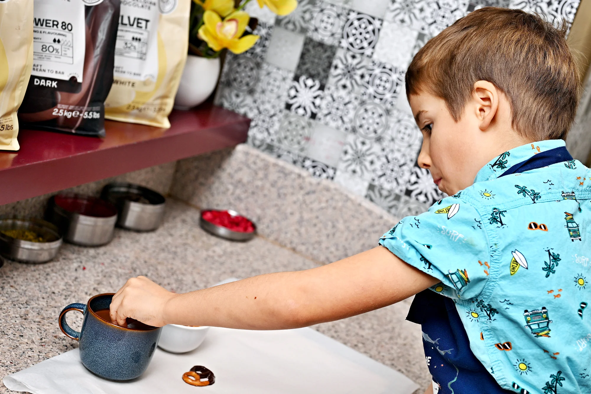 60min. čokoládový workshop: cake pops, lámaná čokoláda i máčené preclíky
