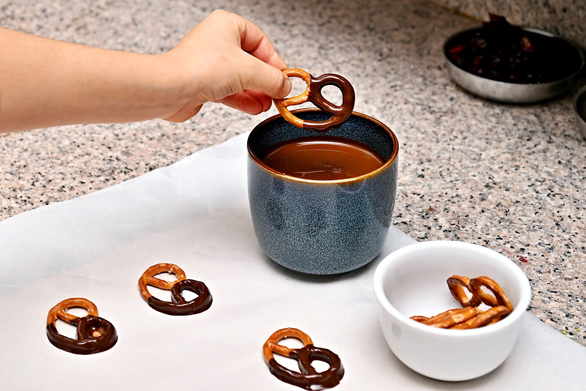 60min. čokoládový workshop: cake pops, lámaná čokoláda i máčené preclíky