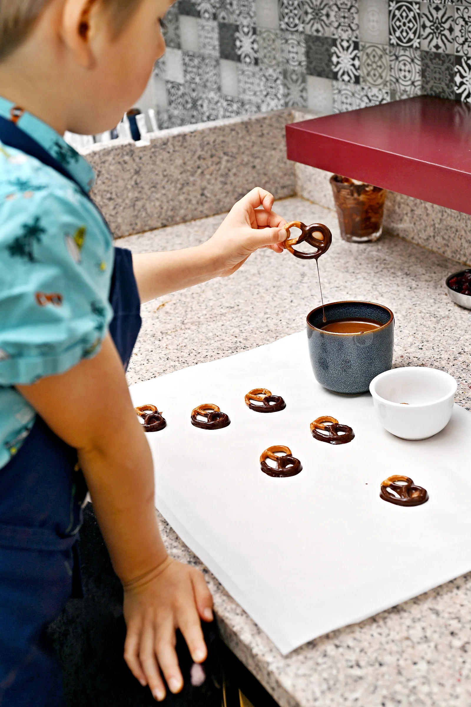 60min. čokoládový workshop: cake pops, lámaná čokoláda i máčené preclíky