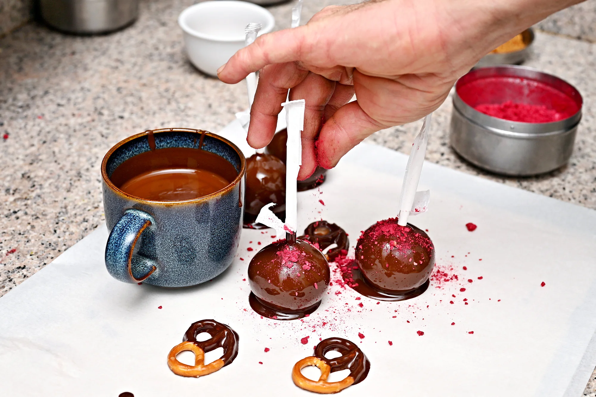 60min. čokoládový workshop: cake pops, lámaná čokoláda i máčené preclíky