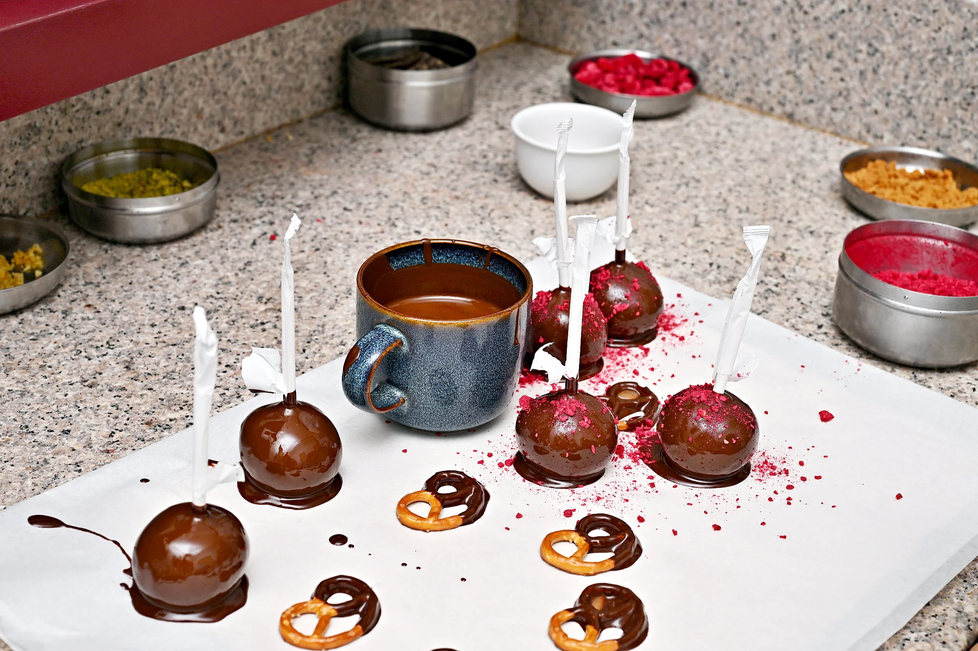 60min. čokoládový workshop: cake pops, lámaná čokoláda i máčené preclíky