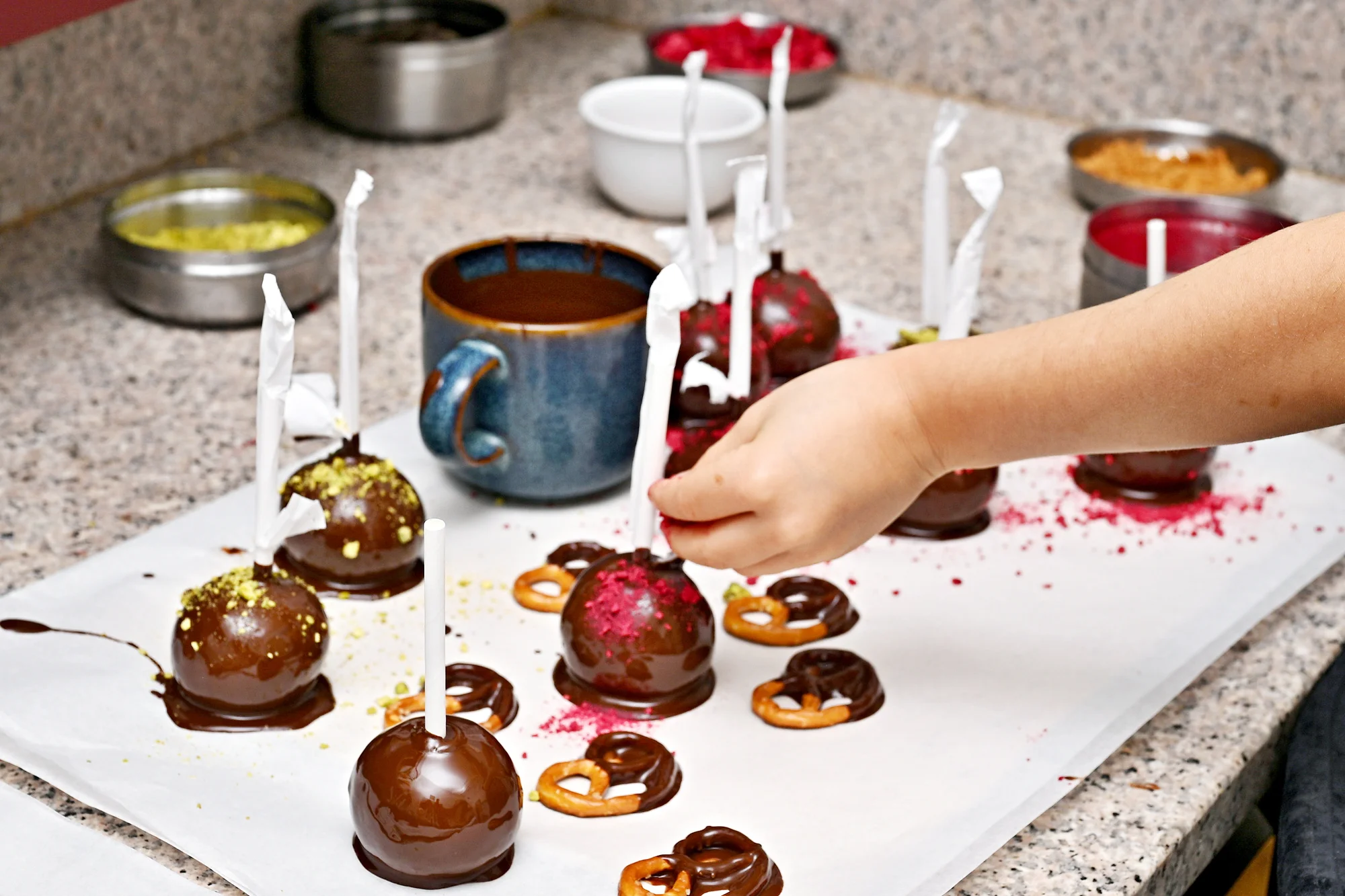 60min. čokoládový workshop: cake pops, lámaná čokoláda i máčené preclíky