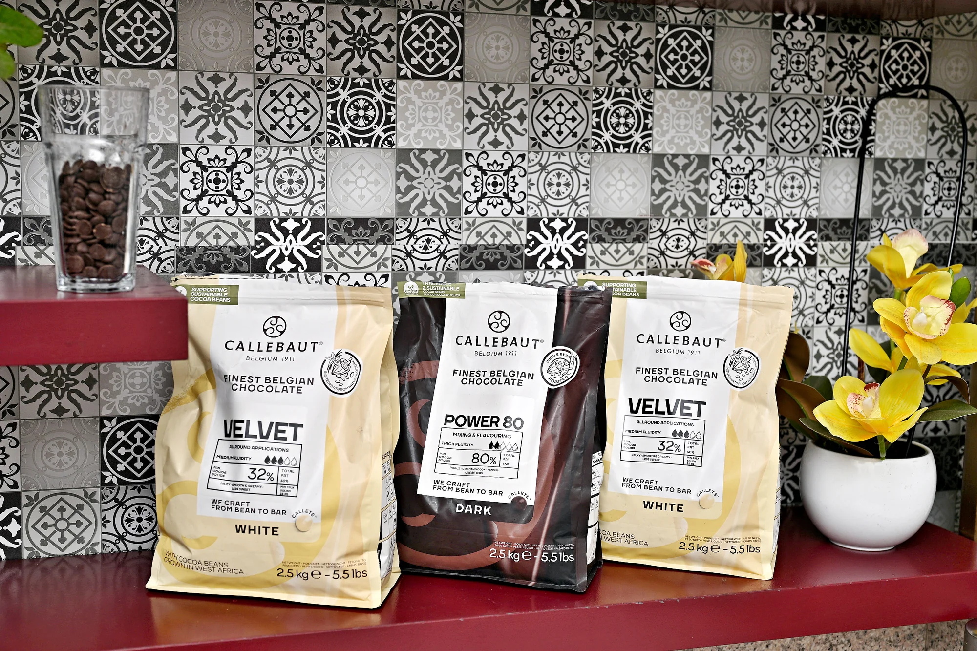 Ručně vyrobená lámaná belgická čokoláda Callebaut v papírové krabičce z Chocafé a horký nápoj k tomu