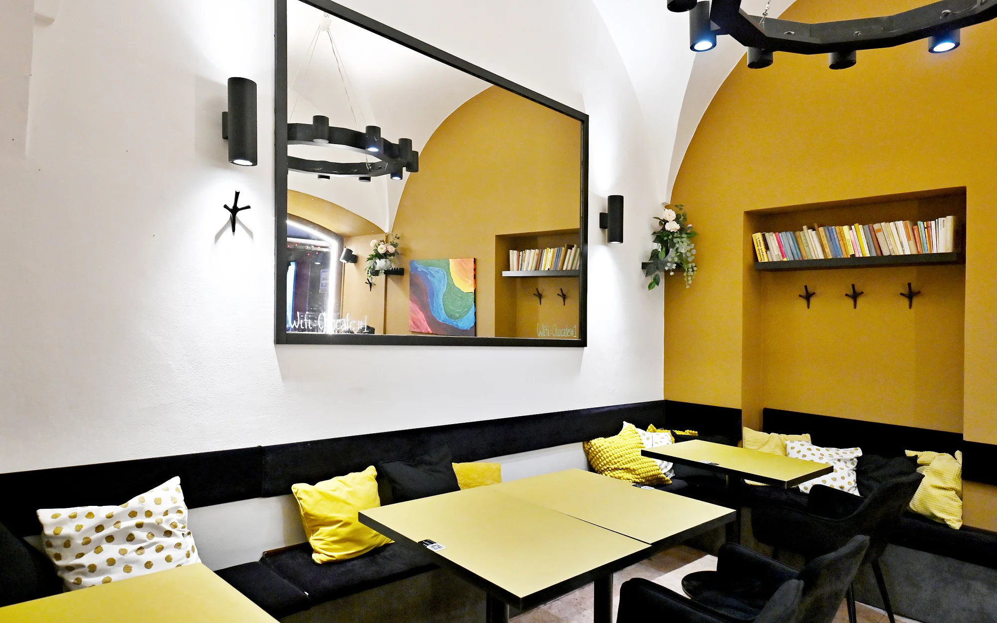 Ručně vyrobená lámaná belgická čokoláda Callebaut v papírové krabičce z Chocafé a horký nápoj k tomu