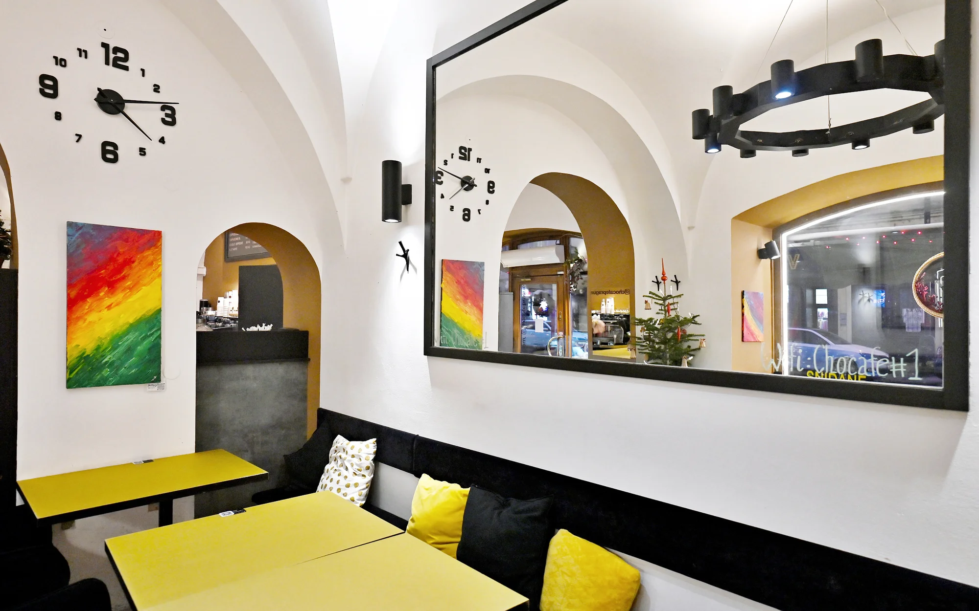 Ručně vyrobená lámaná belgická čokoláda Callebaut v papírové krabičce z Chocafé a horký nápoj k tomu