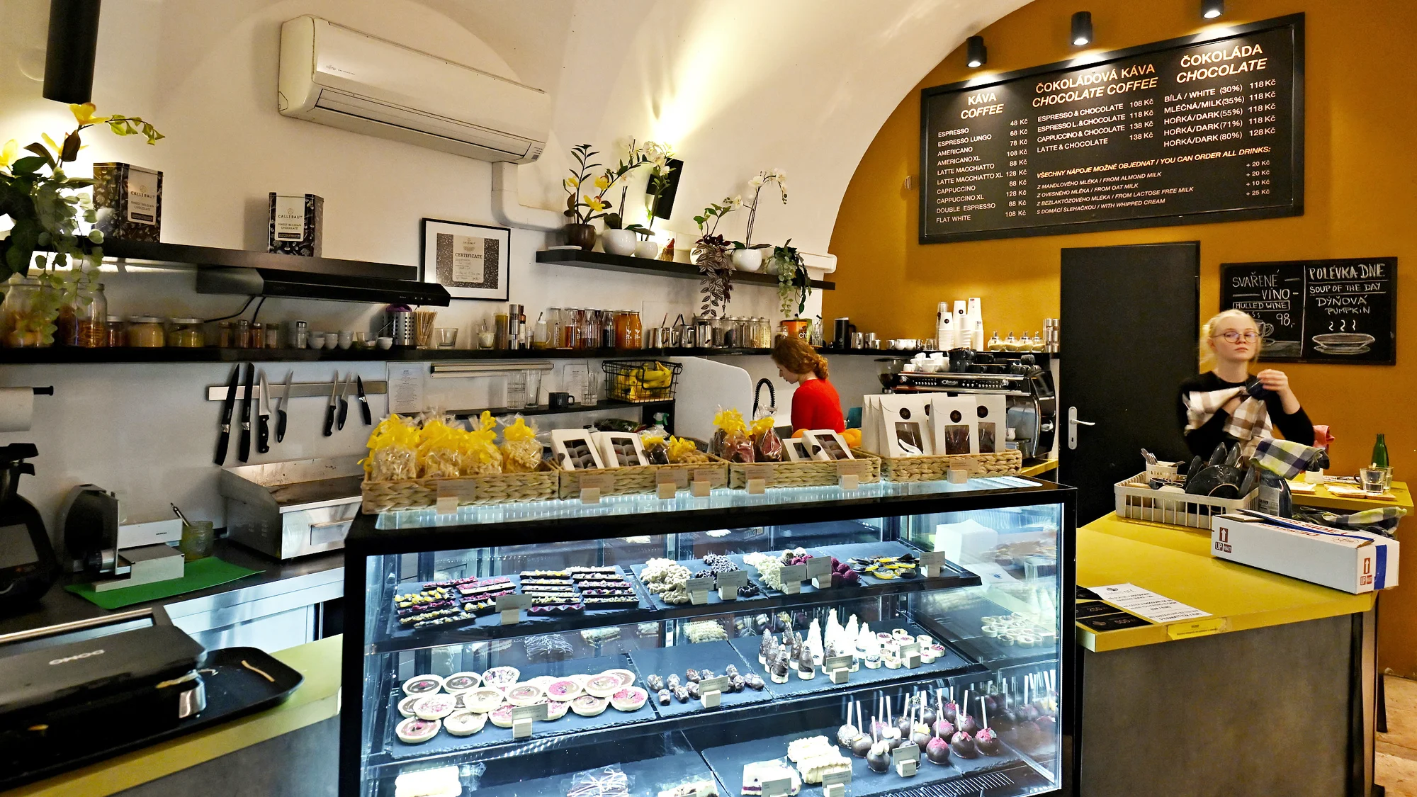 Ručně vyrobená lámaná belgická čokoláda Callebaut v papírové krabičce z Chocafé a horký nápoj k tomu