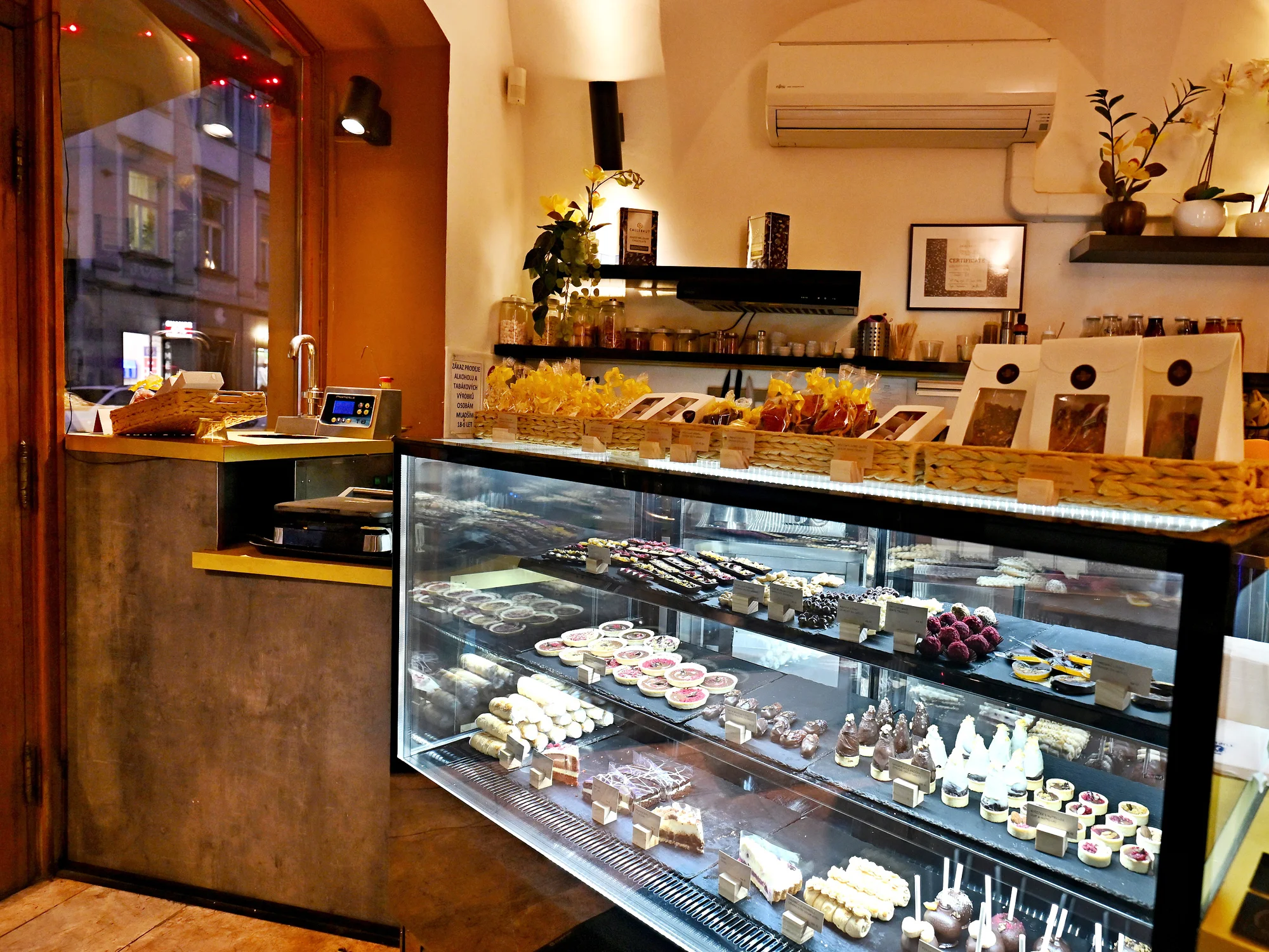 Ručně vyrobená lámaná belgická čokoláda Callebaut v papírové krabičce z Chocafé a horký nápoj k tomu