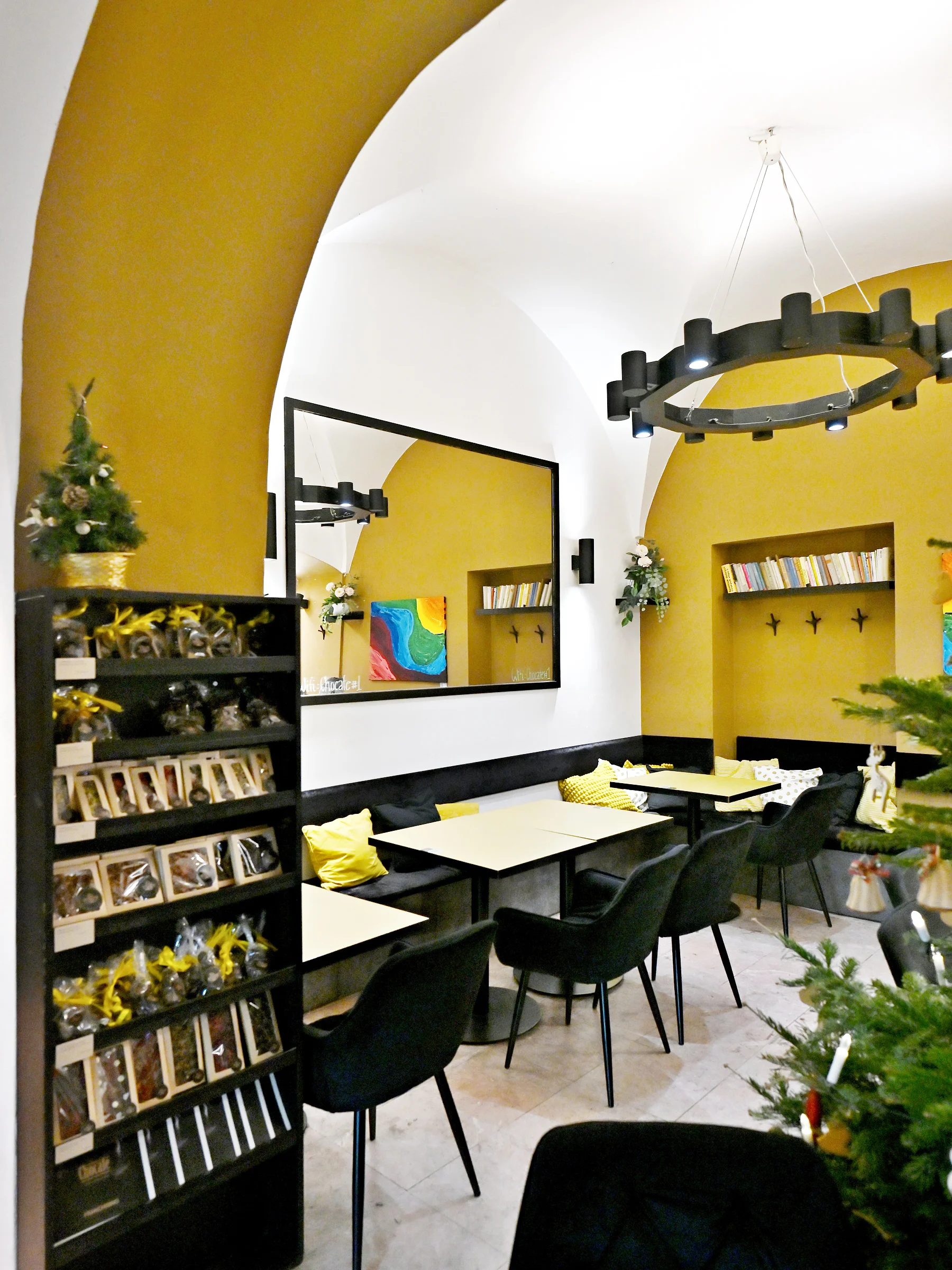 Ručně vyrobená lámaná belgická čokoláda Callebaut v papírové krabičce z Chocafé a horký nápoj k tomu