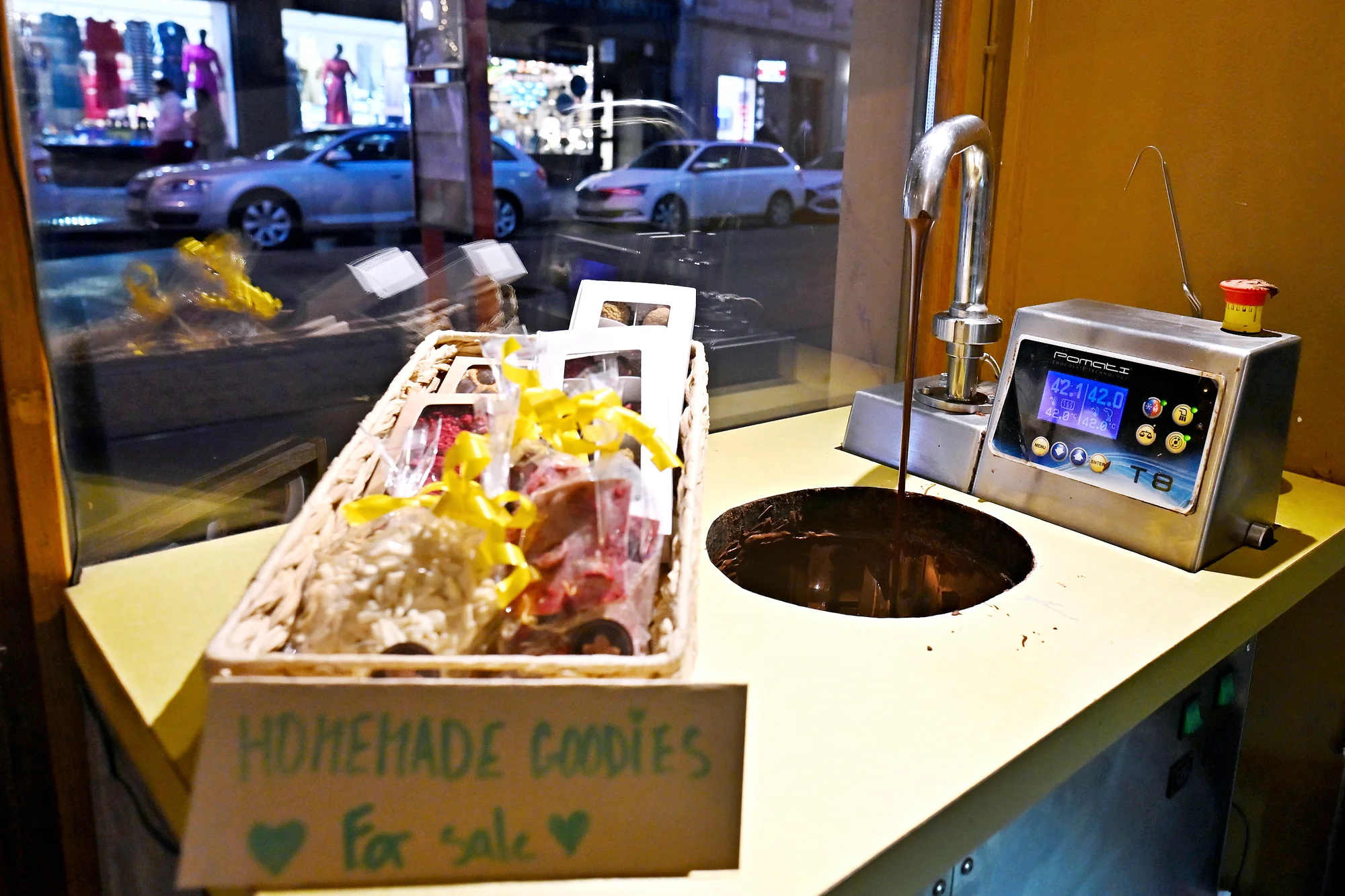 Ručně vyrobená lámaná belgická čokoláda Callebaut v papírové krabičce z Chocafé a horký nápoj k tomu