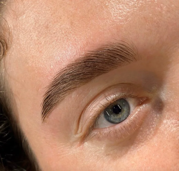 Pro krásný pohled: laminace obočí nebo lash lifting řas s barvením