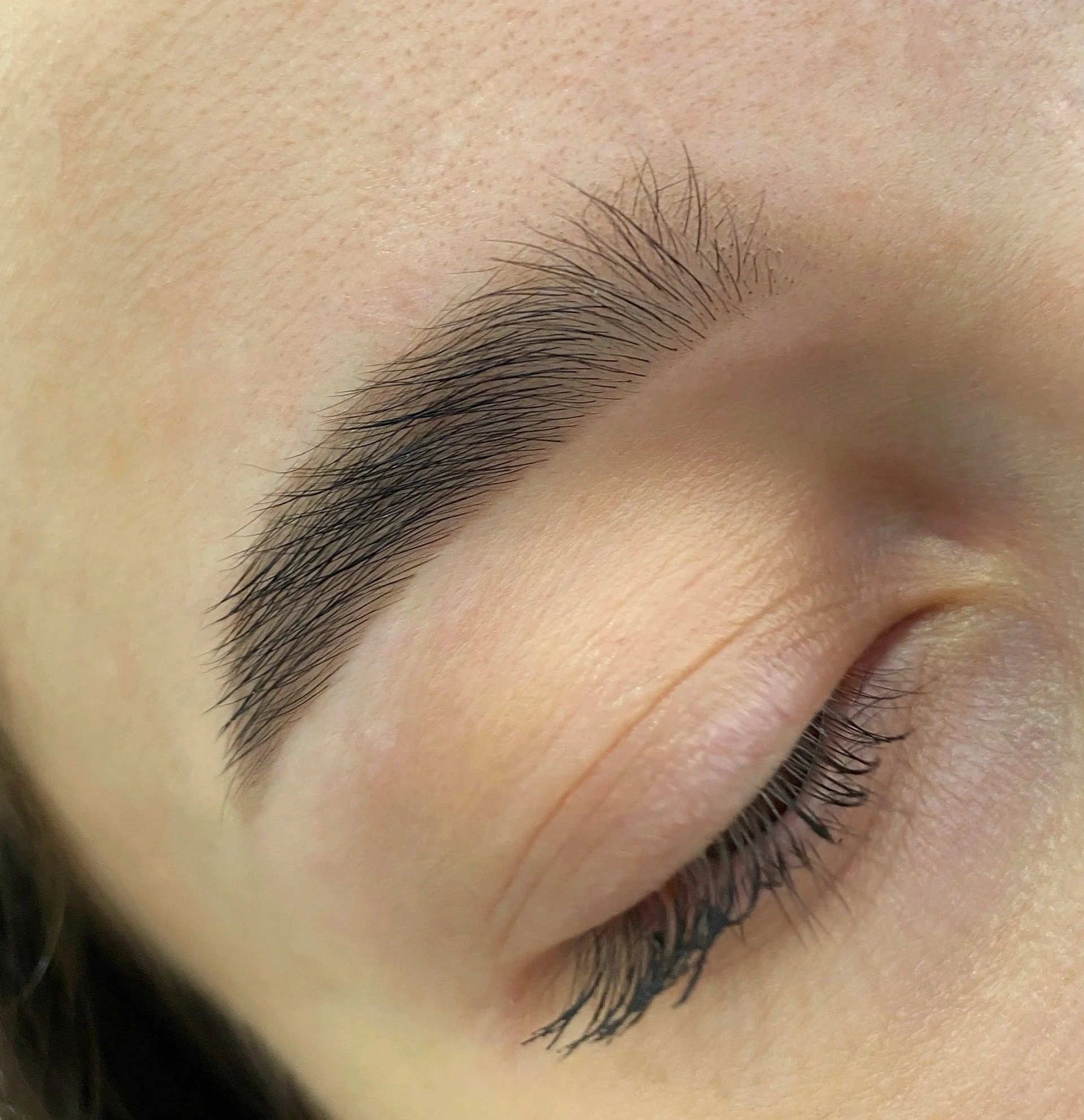 Pro krásný pohled: laminace obočí nebo lash lifting řas s barvením