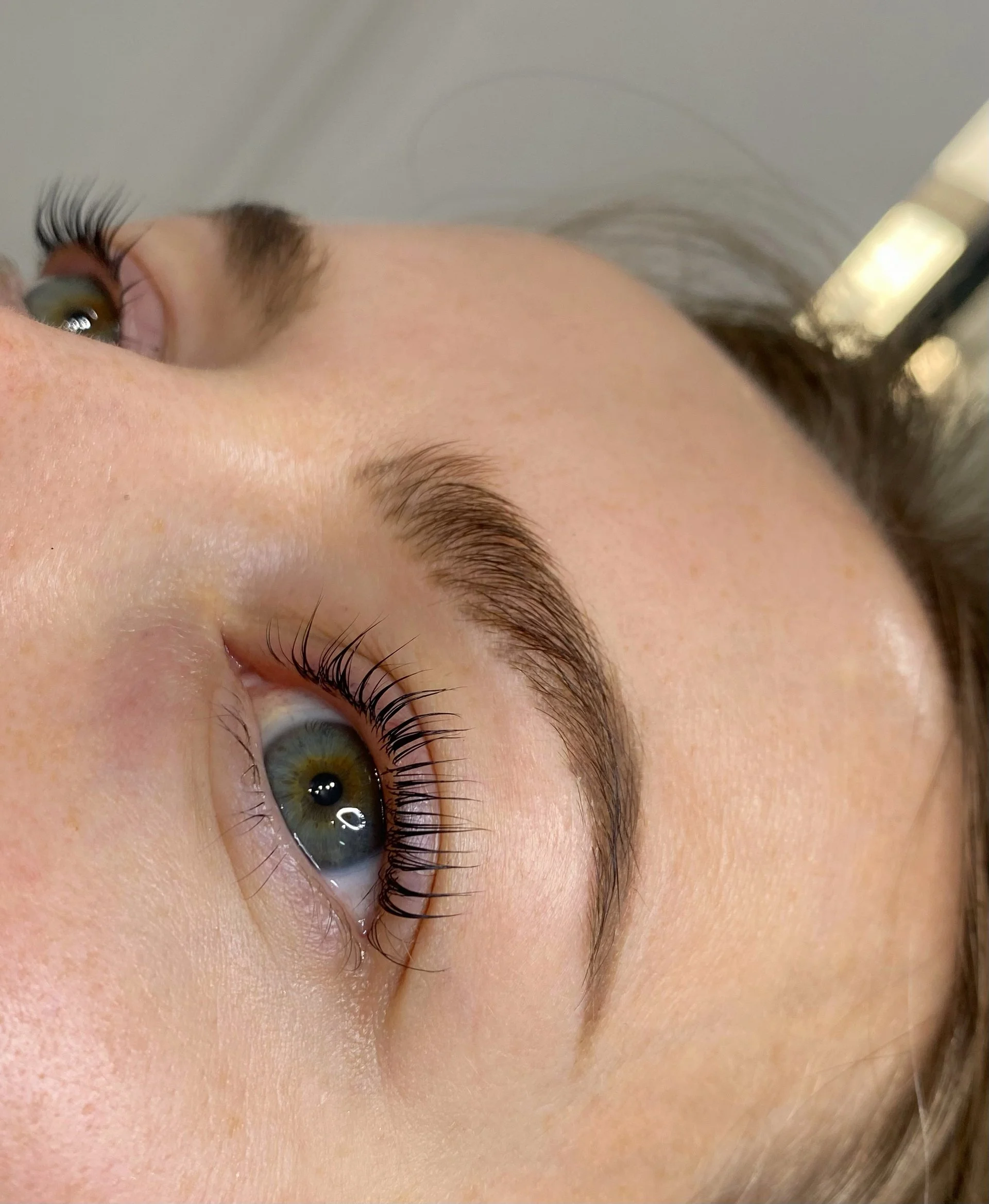 Prodlužování řas: řasa na řasu 1D, objemové metody i nejnovější trendy efekty