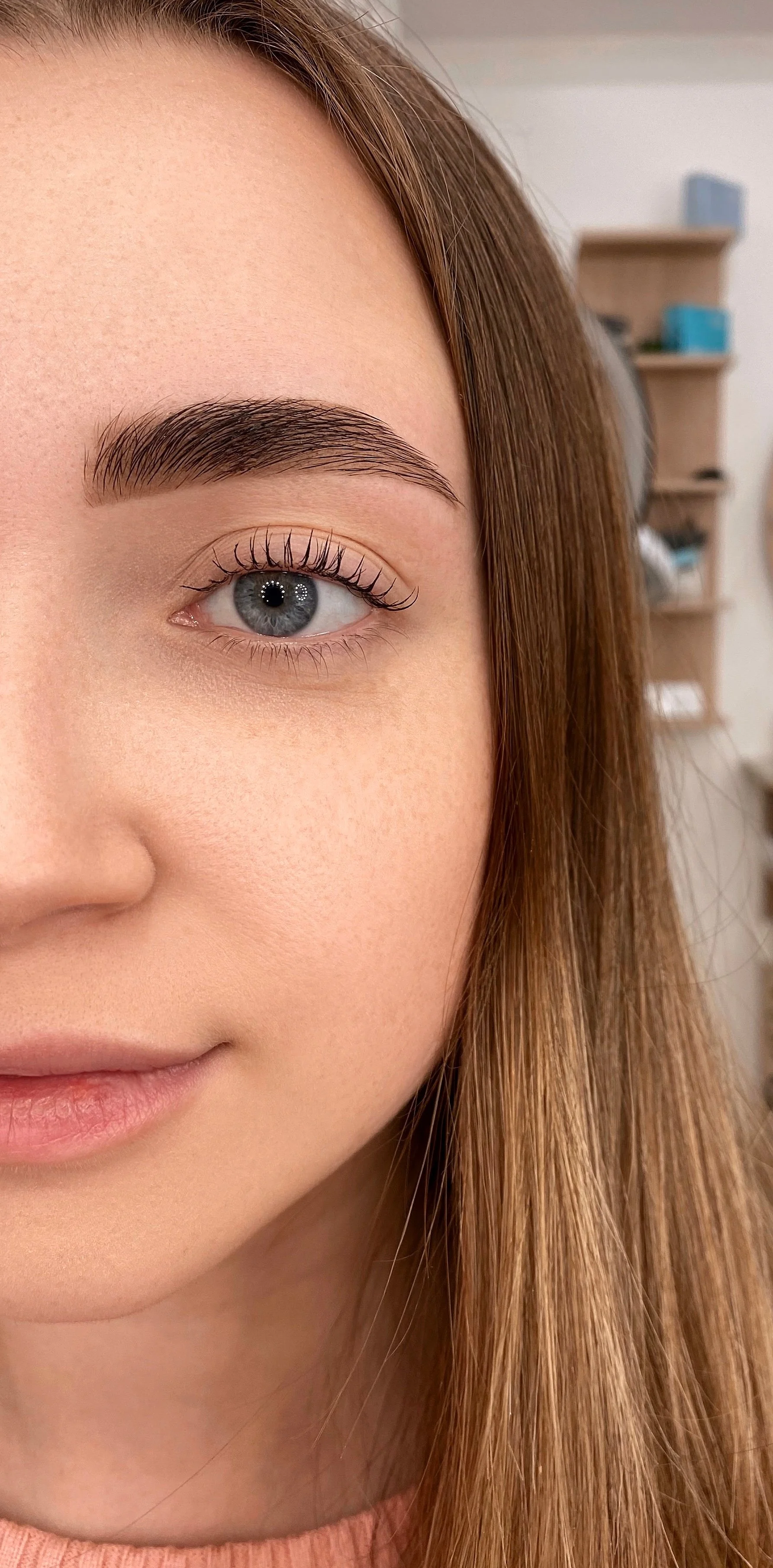 Pro krásný pohled: laminace obočí nebo lash lifting řas s barvením