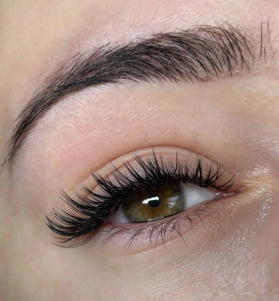 Prodlužování řas: řasa na řasu 1D, objemové metody i nejnovější trendy efekty