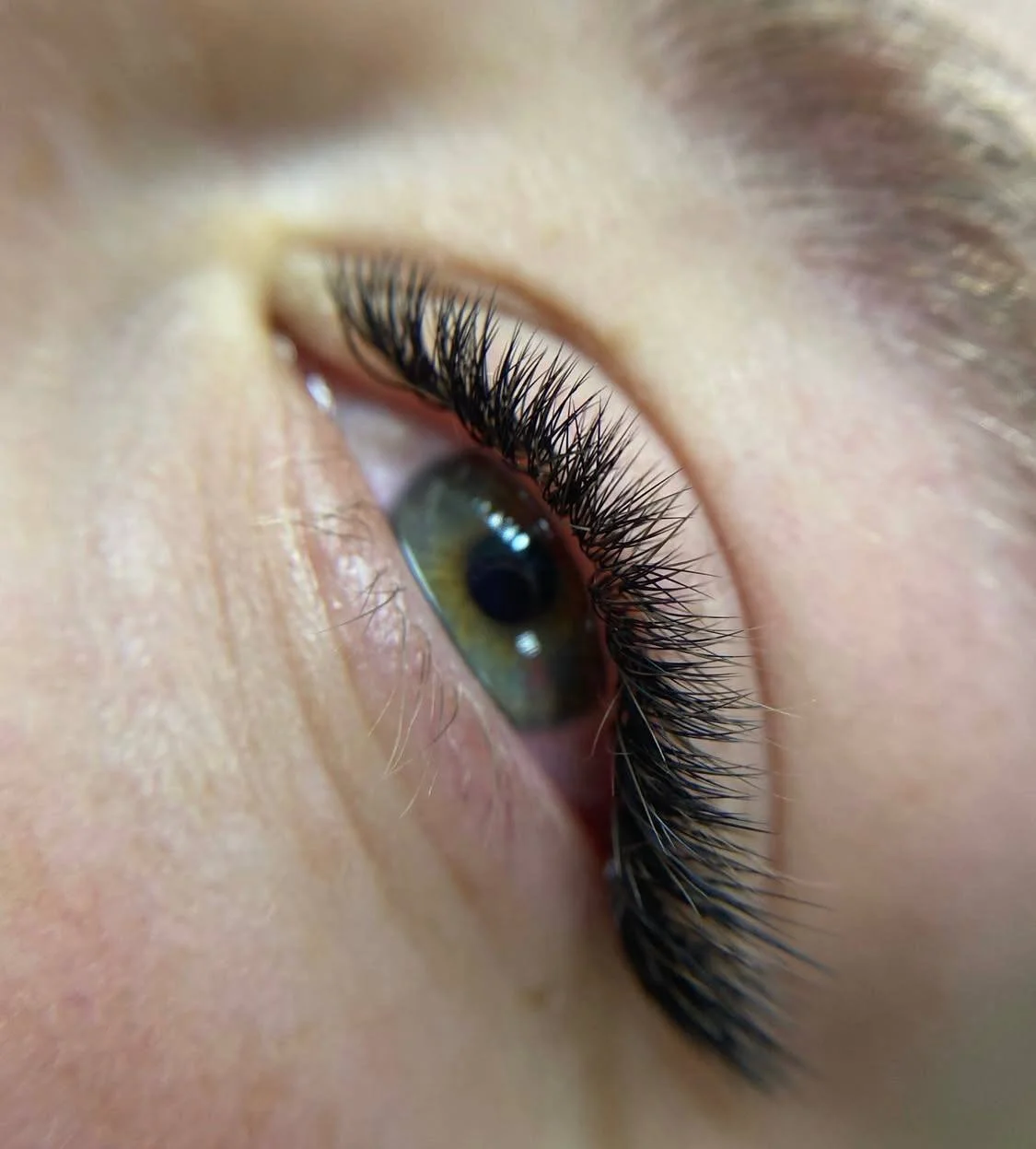 Prodlužování řas: řasa na řasu 1D, objemové metody i nejnovější trendy efekty